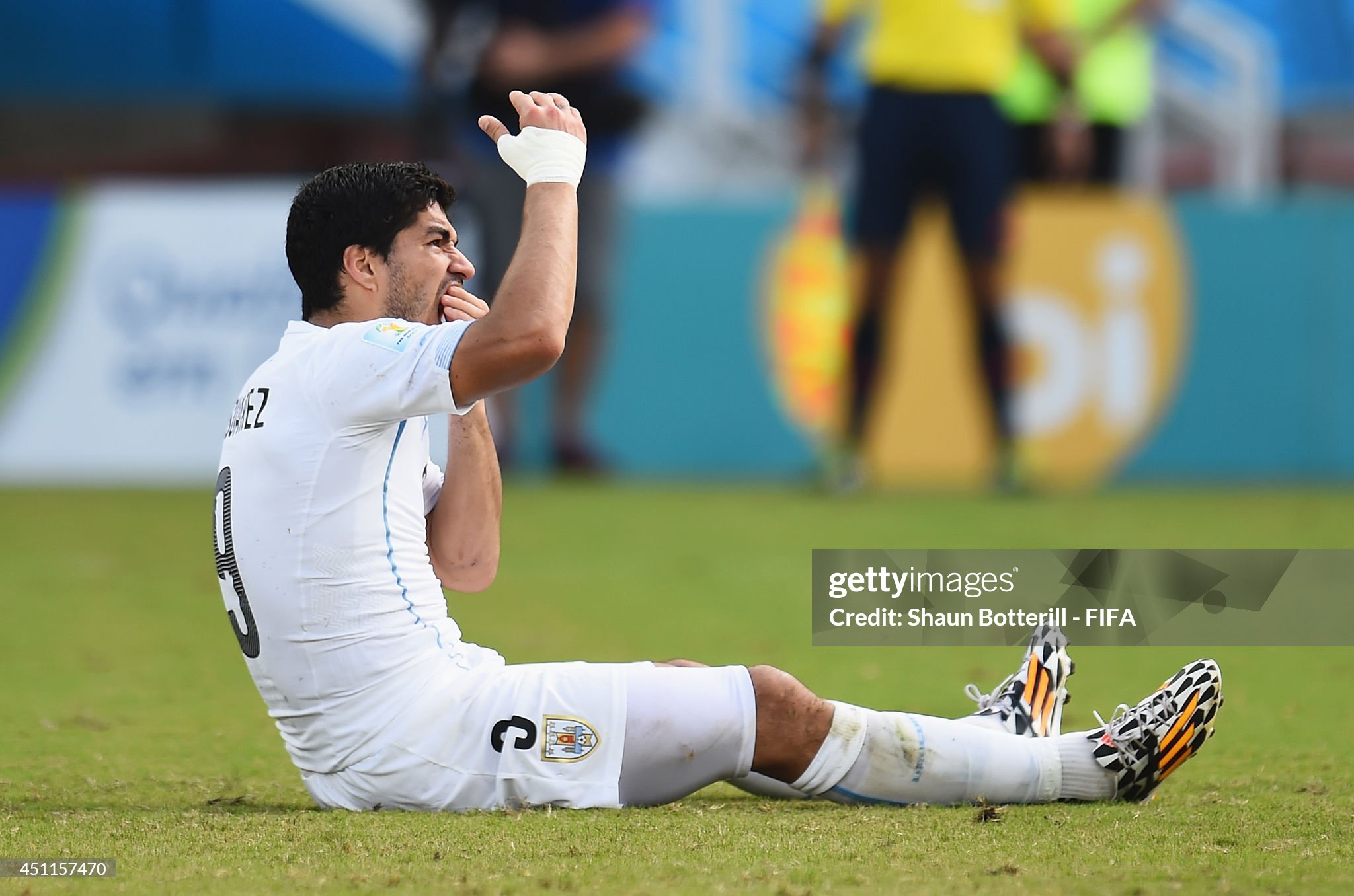 luis suarez chiellini 4