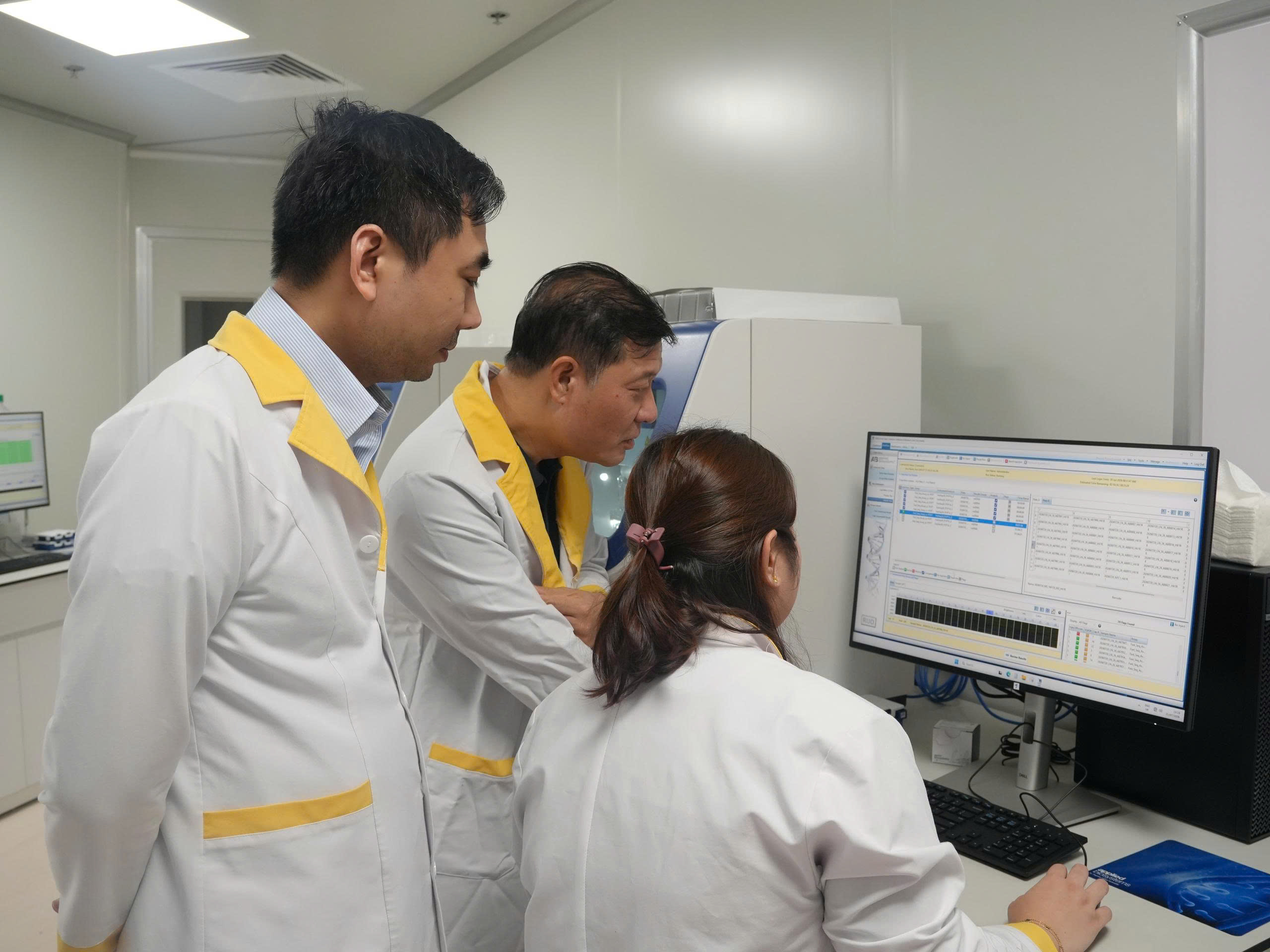 cac nha nghien cuu cua du an dang kiem tra ket qua giai ma gen tai lab