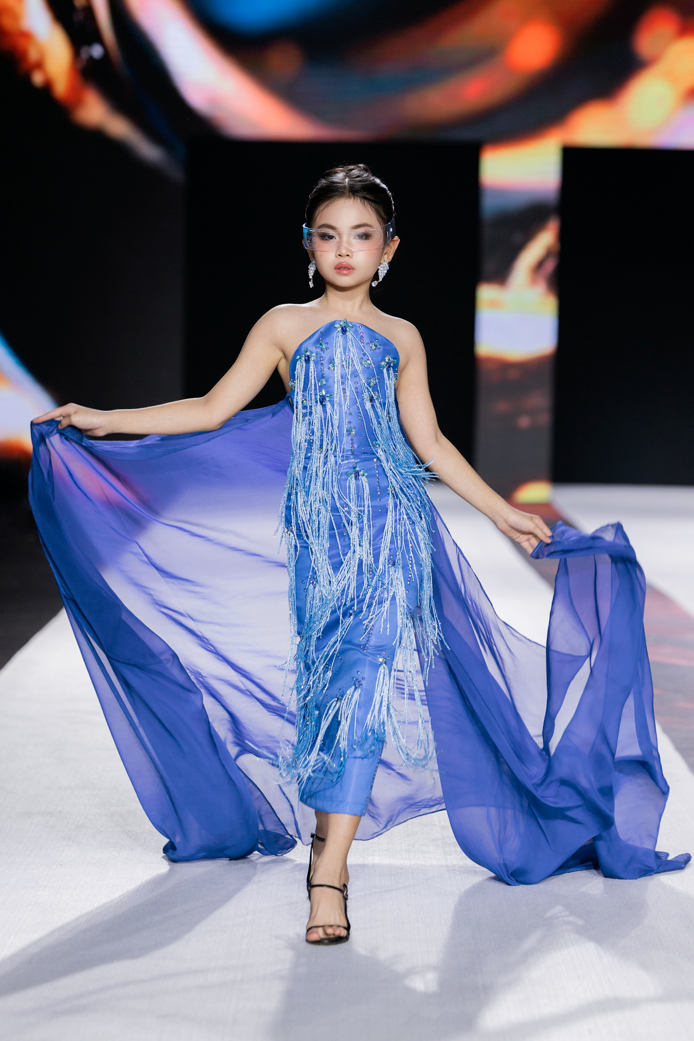 truc ha mang den hinh anh sang trong hien dai khi xuat hien trong trang phuc cua nha thiet ke ff nguyen huu phuoc