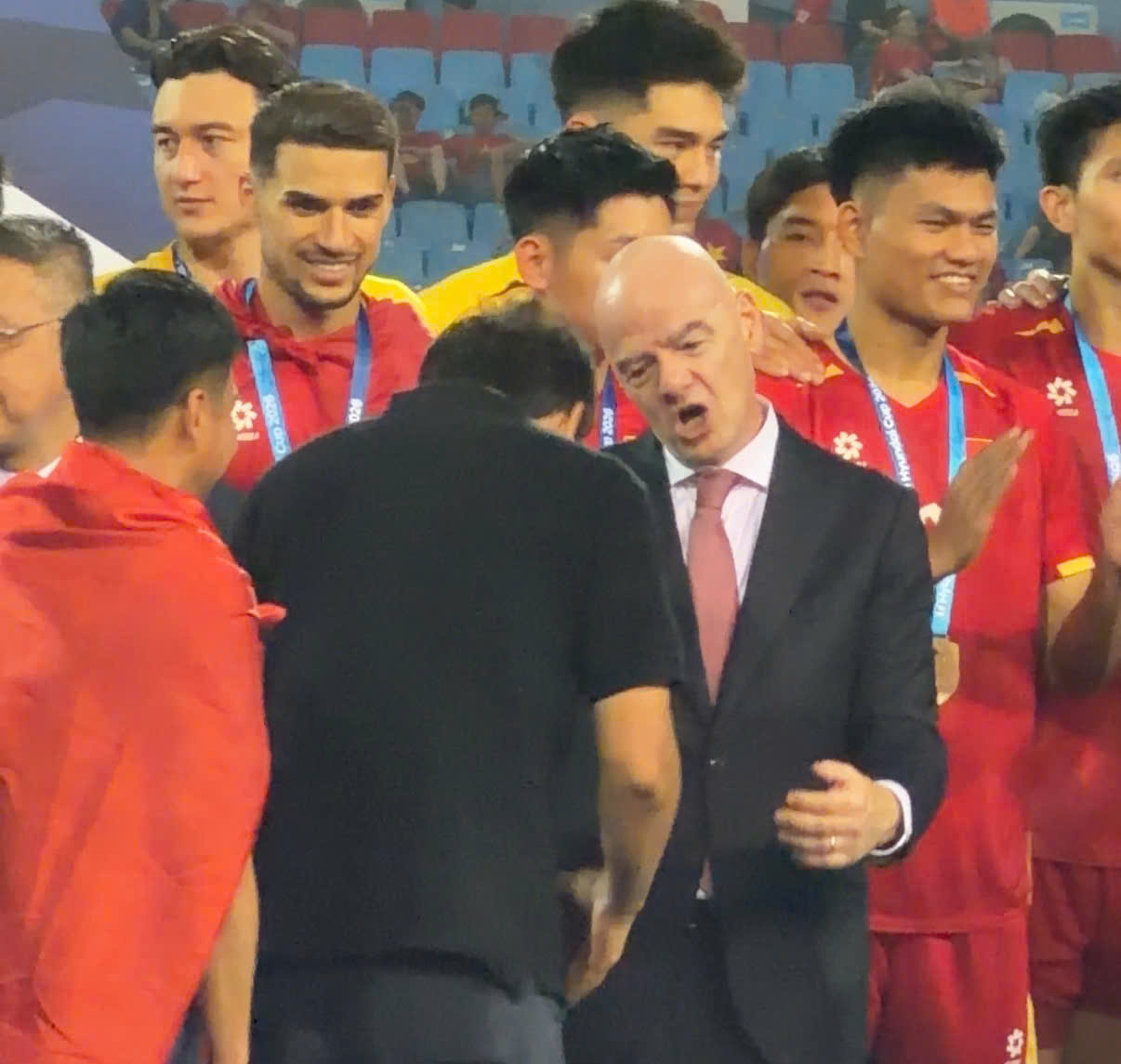 viet nam vo dich aff cup 2026 chu tich fifa kim sang sik 1