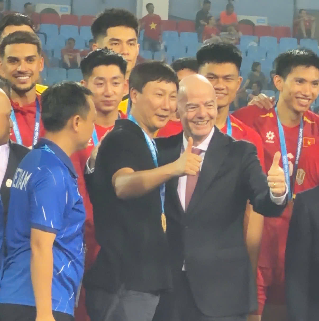 viet nam vo dich aff cup 2026 chu tich fifa kim sang sik 2