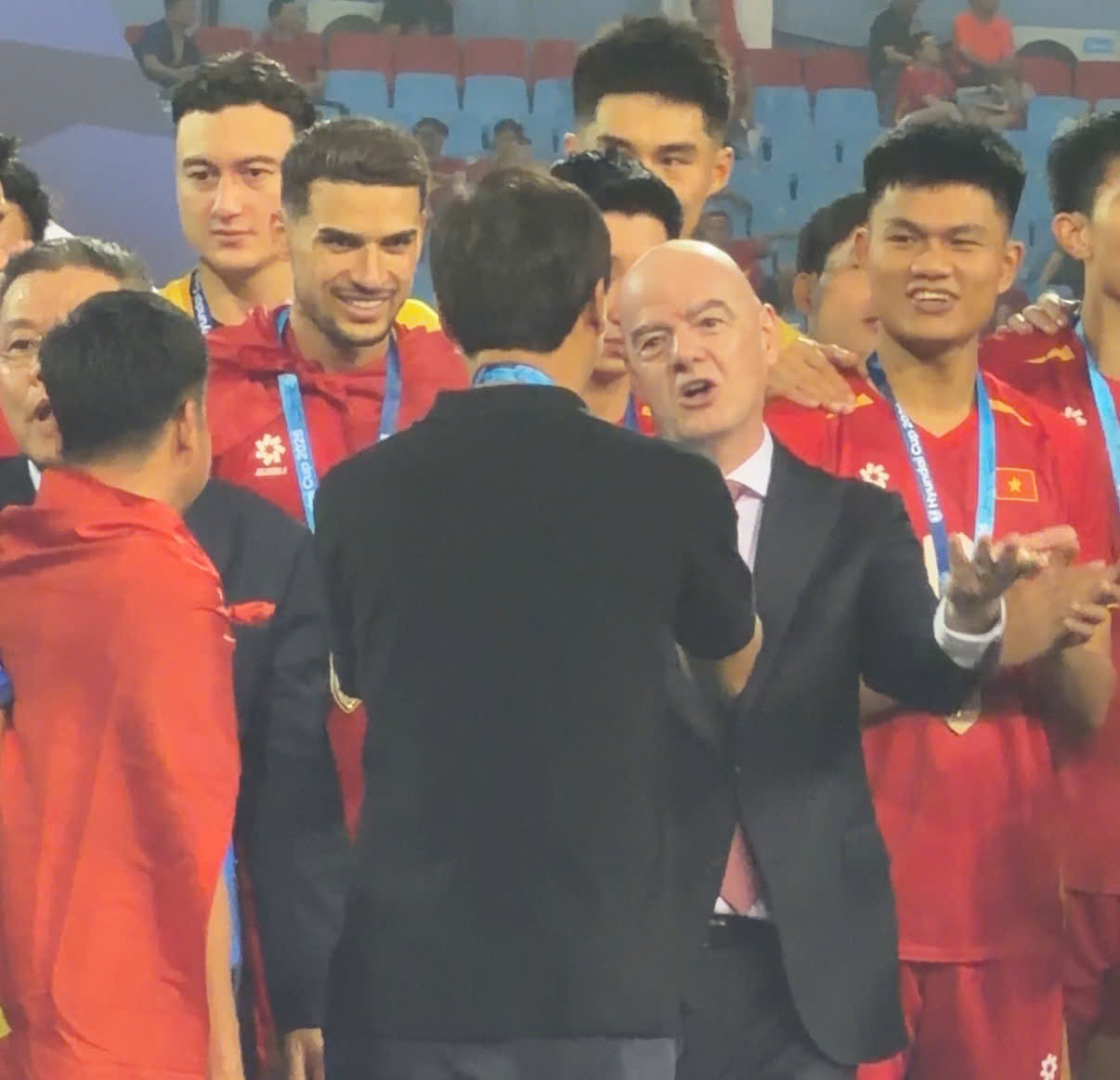 viet nam vo dich aff cup 2026 chu tich fifa kim sang sik 3
