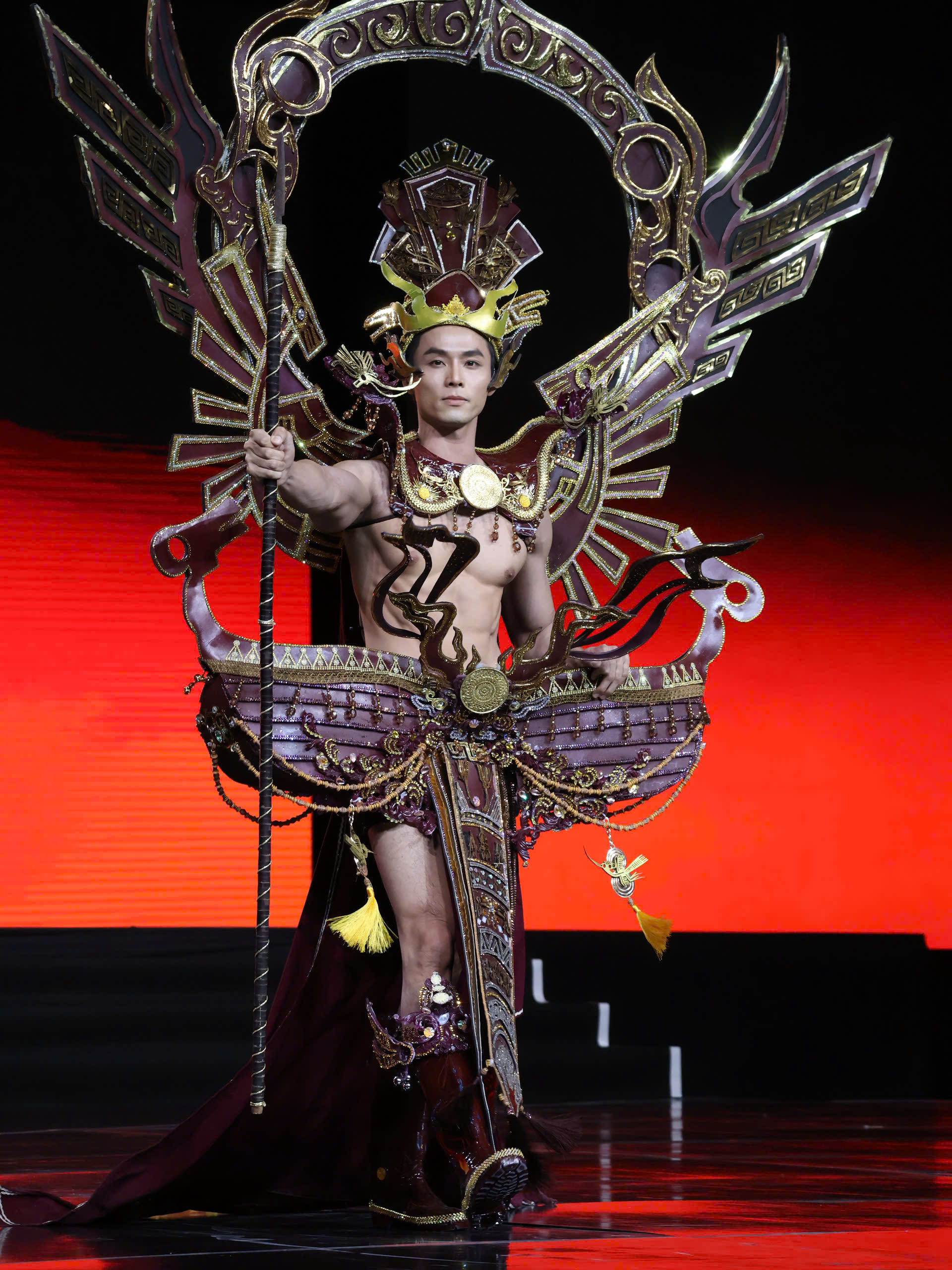 vu linh trinh dien trang phuc dan toc trong ban ket