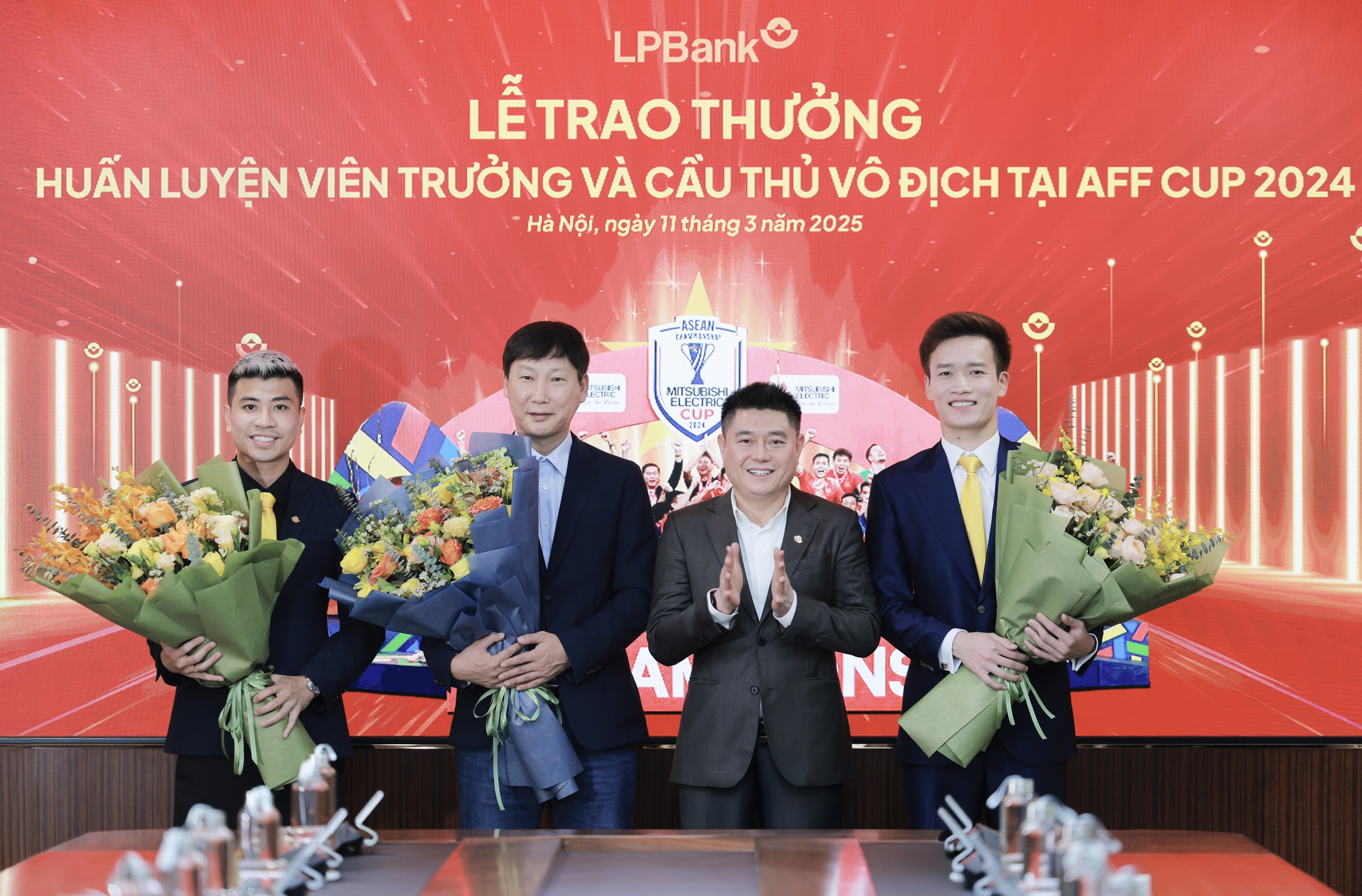 anh 2 trao thuong