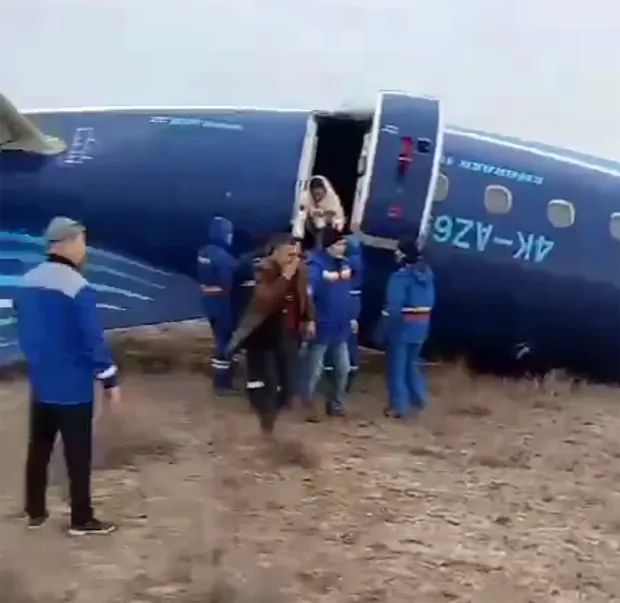 azerbaijan airlines embraer e190ar crashes 959730427