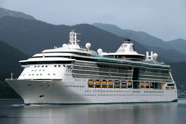 radiance of the seas cruise ship 100424 734c63ae9c39405d9bb5e04acc595be7