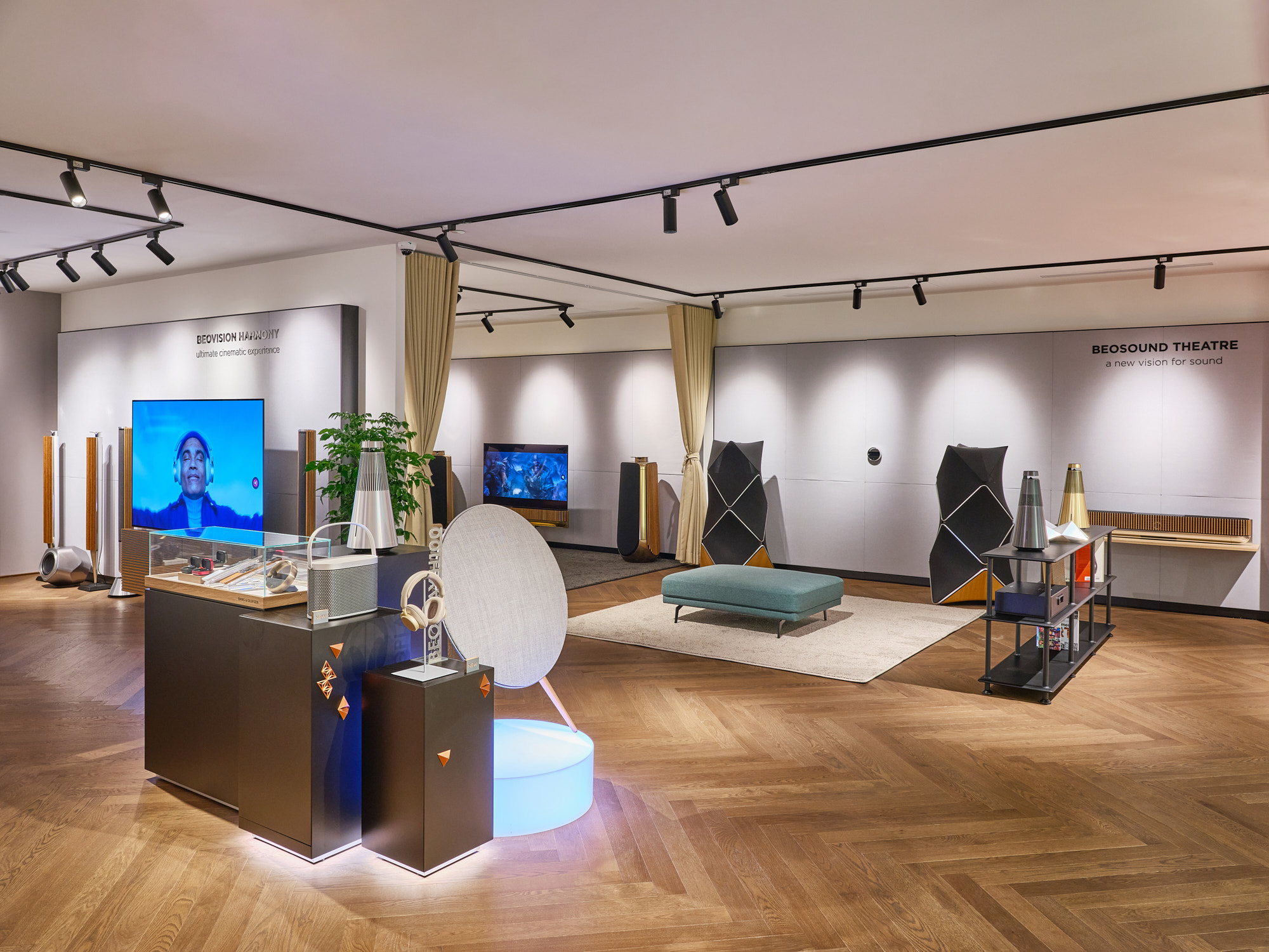 Mục sở thị dàn loa và tai nghe trăm triệu của Bang & Olufsen