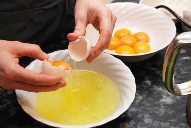 seperating egg yolk 9030655