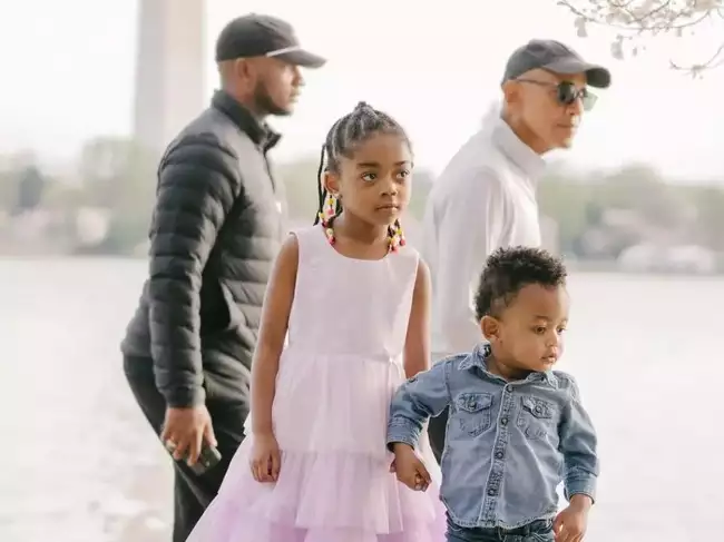 barack obama crashes familys photo shoot