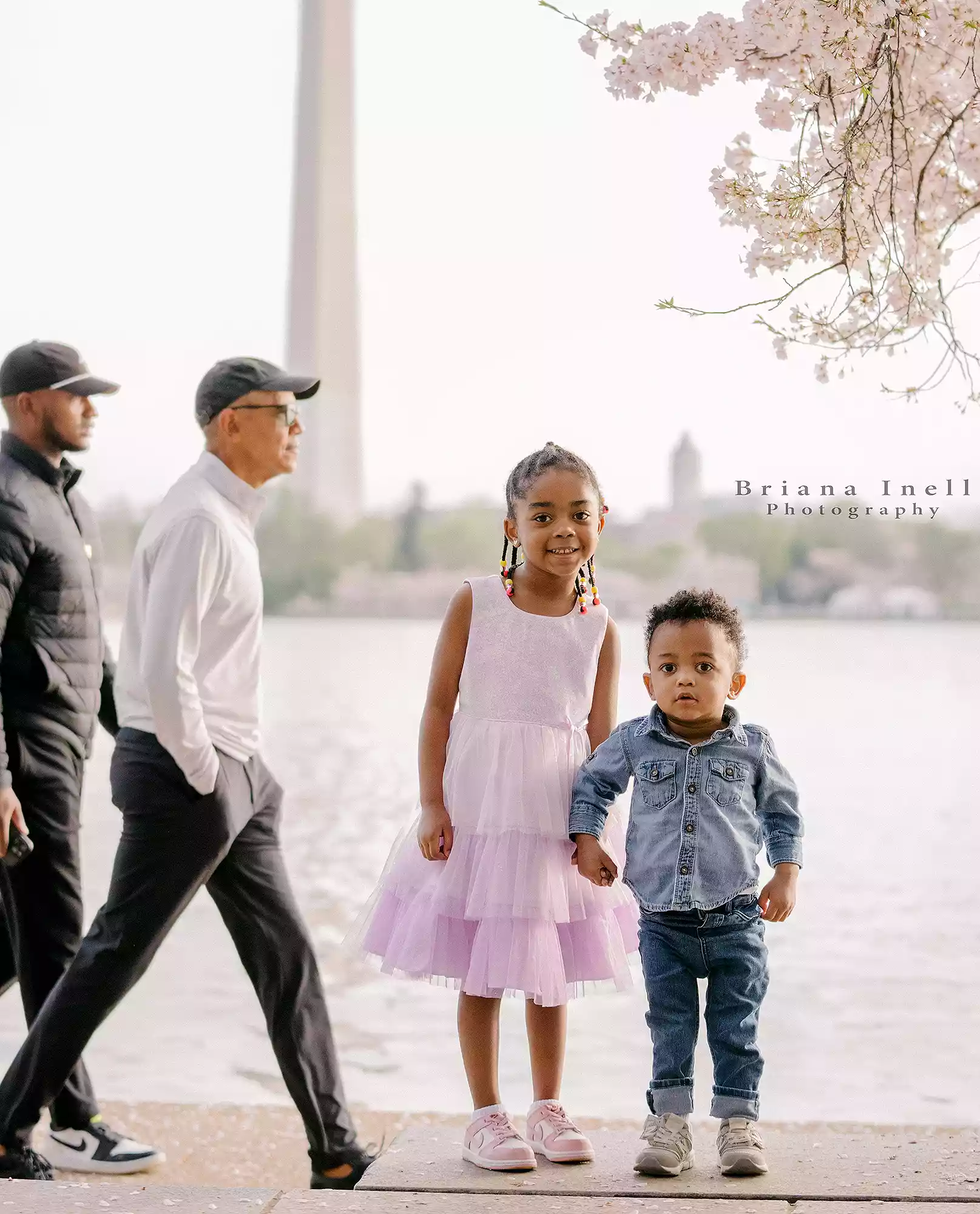 obama photobombs kids dc shoot 040225 1 47e784a6ea48475d8f3895a6bf0305ea