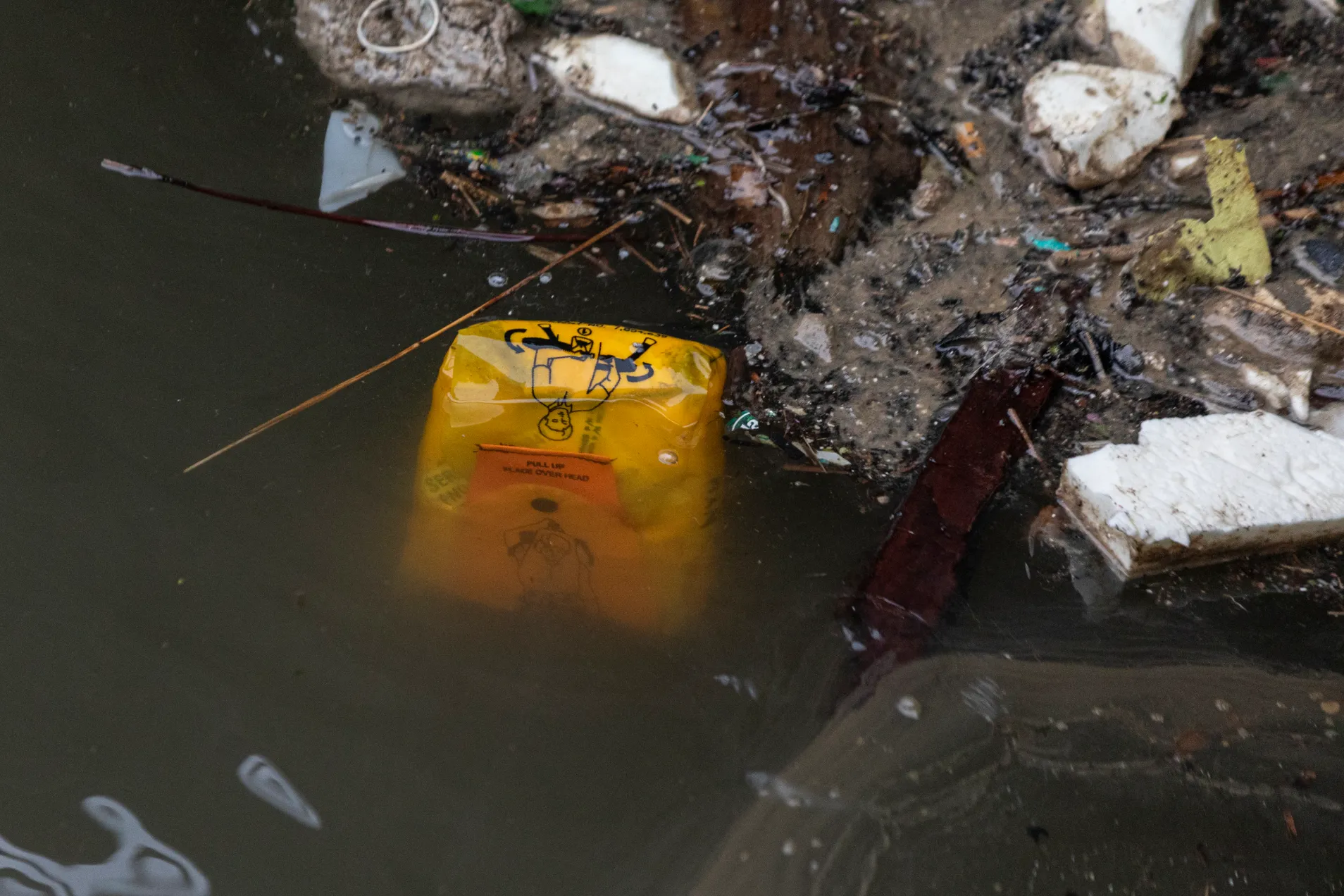 emergency pouch seen long side 102328068