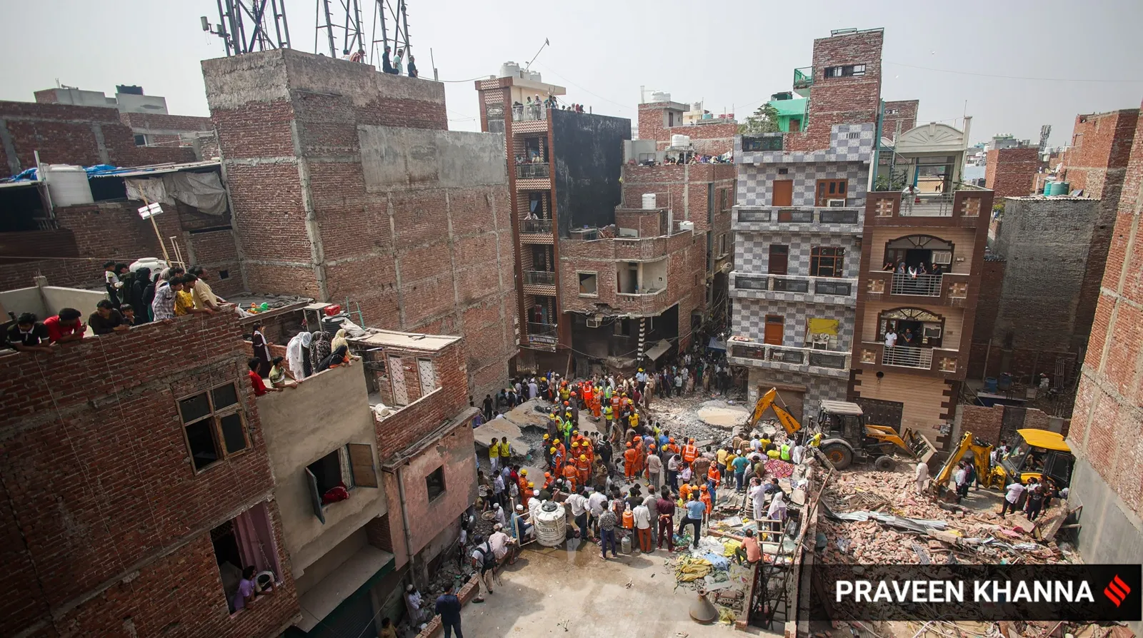 delhi building collapse 3