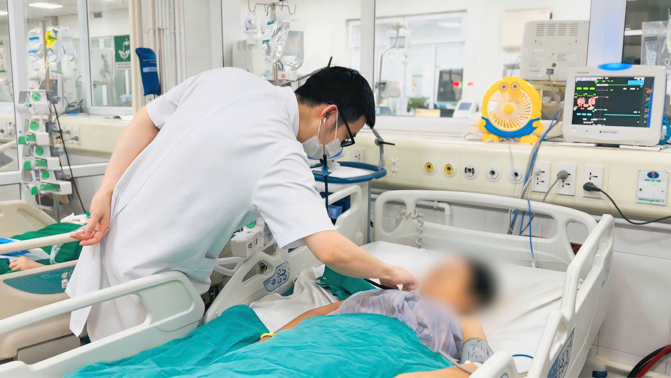 Người phụ nữ sốc nhiễm khuẩn nặng sau tiêm khớp vai tại phòng khám tư