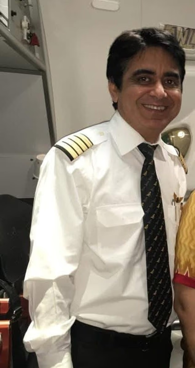 200 hours flying experience desperately 10024446433b0dbd