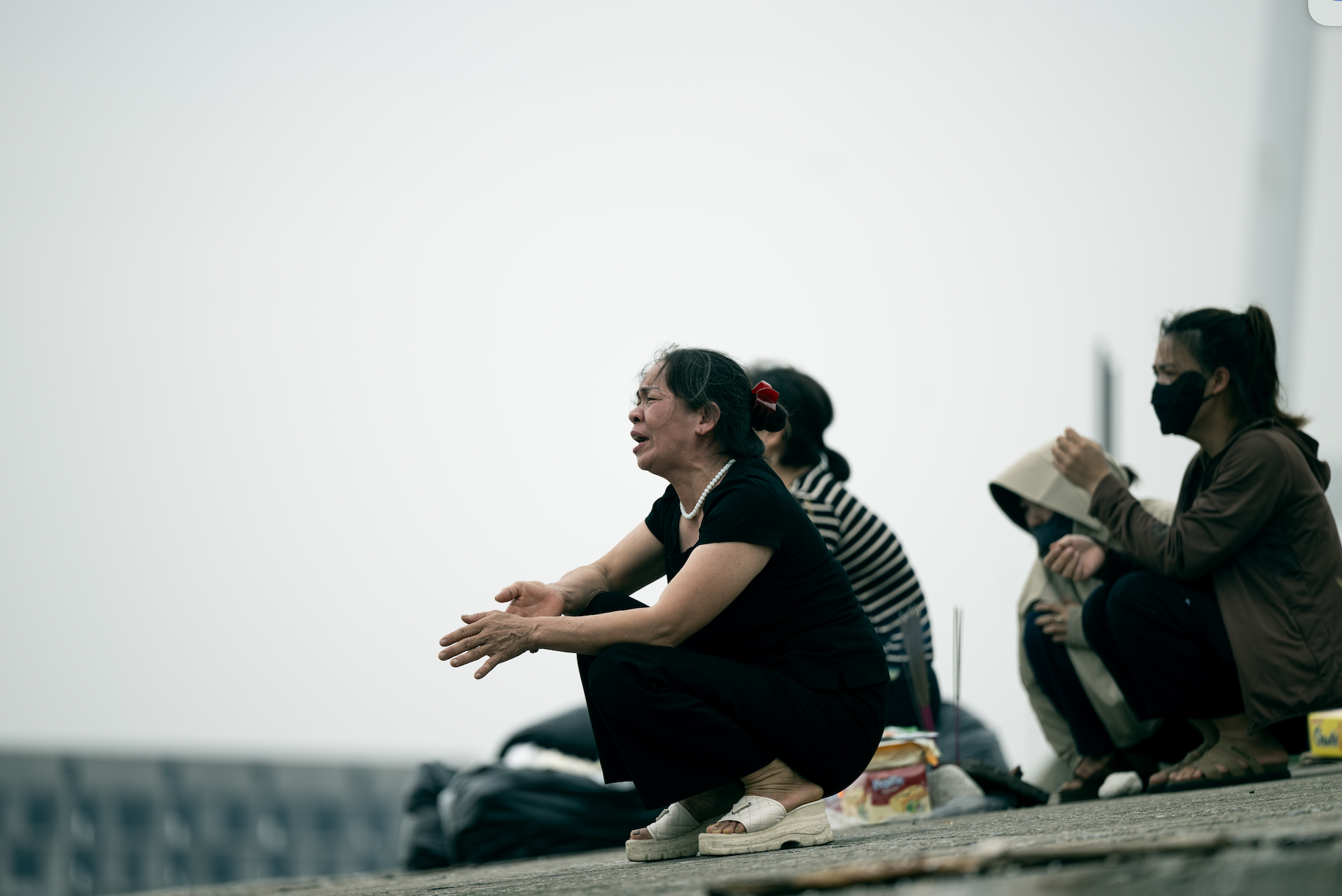 &quot;Về với chị đi, nằm dưới lạnh lắm em ơi…&quot; - Đau lòng tiếng gọi người thân dưới chân cầu Bãi Cháy - Ảnh 4.