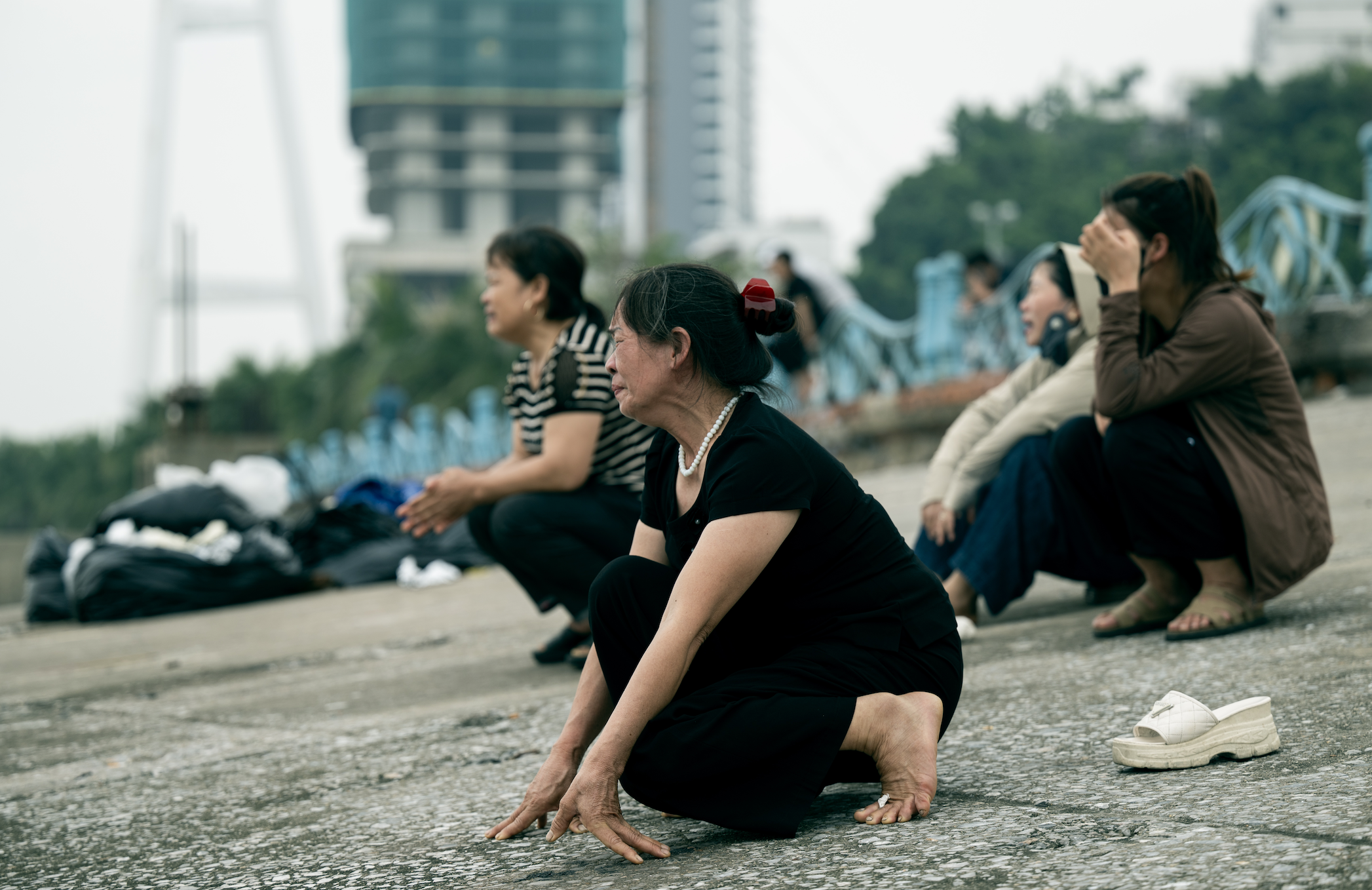 &quot;Về với chị đi, nằm dưới lạnh lắm em ơi…&quot; - Đau lòng tiếng gọi người thân dưới chân cầu Bãi Cháy - Ảnh 7.