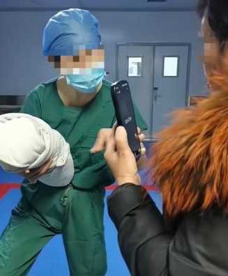 Cắt bỏ tử cung để cứu sống sản phụ, bác sĩ ở Trung Quốc bị gia đình trách ngược, tấn công mạng đến mức tự vẫn vì bệnh nhân “không thể sinh con trai nữa” - Ảnh 3.