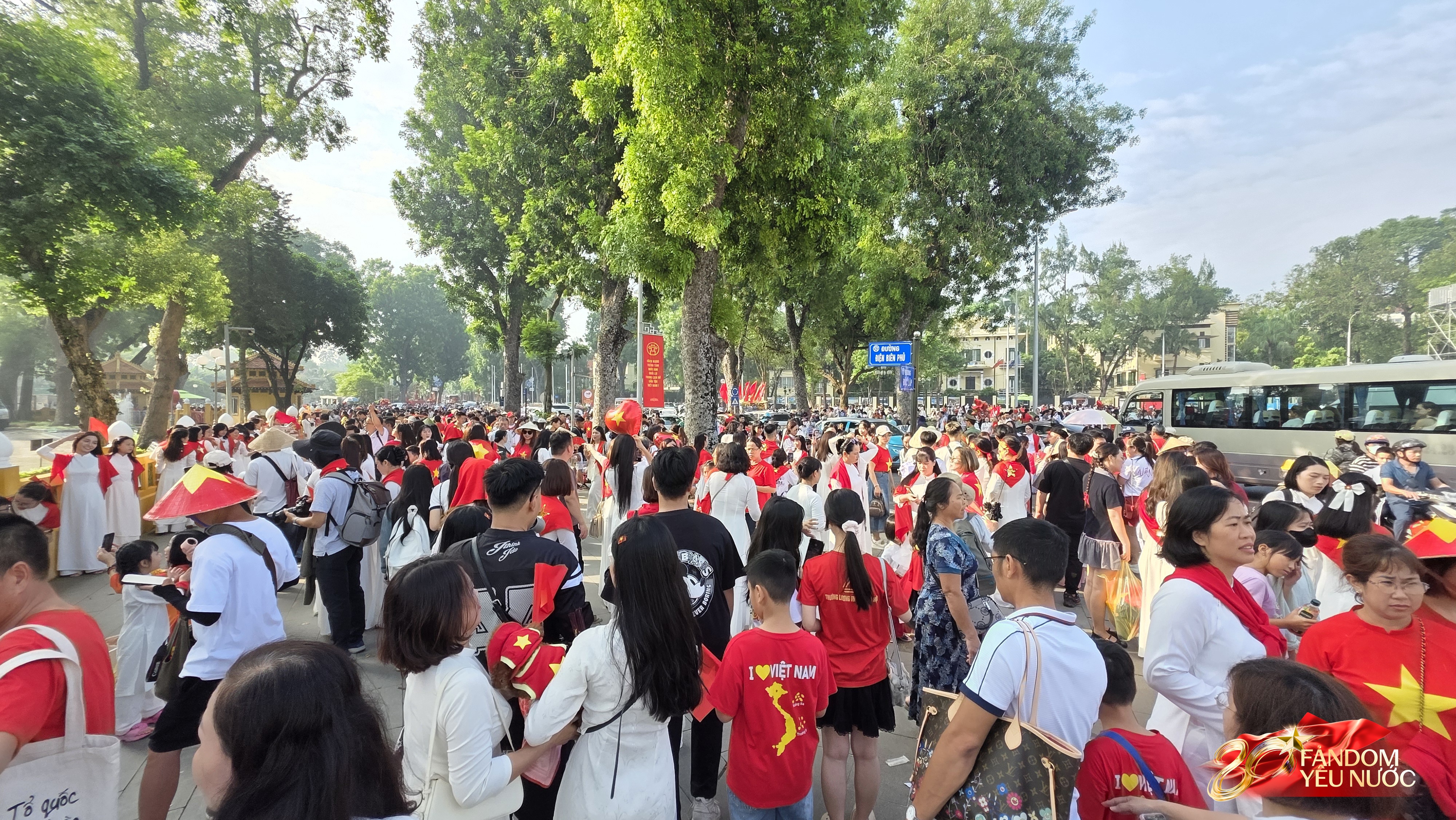 Hà Nội đổ mưa bất ngờ, "khối yêu nước" vẫn kiên trì bám trụ chỗ đẹp chờ xem tổng hợp luyện tối nay- Ảnh 43. Hà Nội đổ mưa bất ngờ, "khối yêu nước" vẫn kiên trì bám trụ chỗ đẹp chờ xem tổng hợp luyện tối nay- Ảnh 43.
