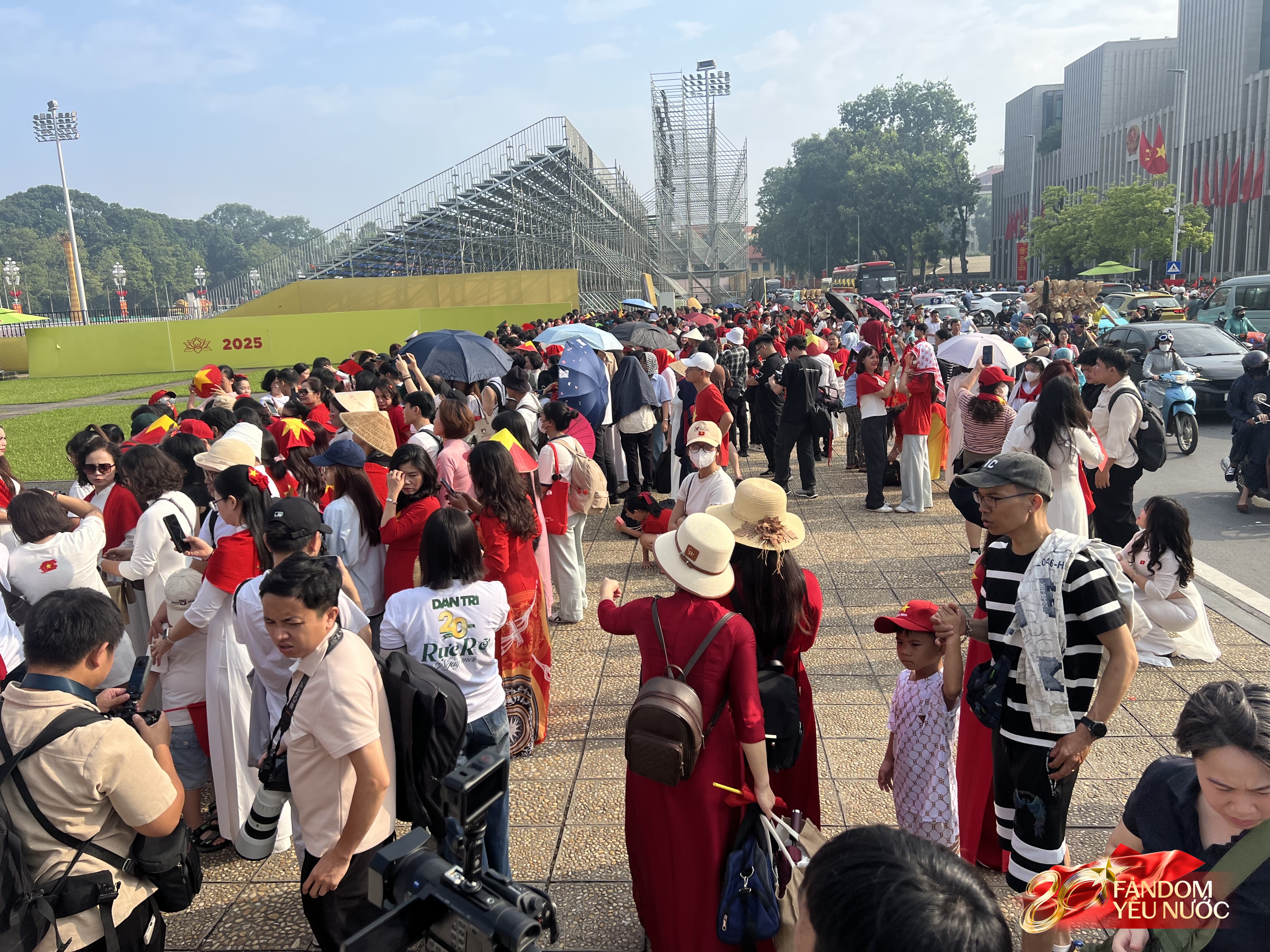 Hà Nội đổ mưa bất ngờ, "khối yêu nước" vẫn kiên trì bám trụ chỗ đẹp chờ xem tổng hợp luyện tối nay- Ảnh 45. Hà Nội đổ mưa bất ngờ, "khối yêu nước" vẫn kiên trì bám trụ chỗ đẹp chờ xem tổng hợp luyện tối nay- Ảnh 45.