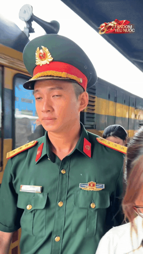 Thượng úy Lê Hoàng Hiệp đã về TP.HCM, hàng trăm người thấy được bóng lưng là mãn nguyện - Ảnh 10. Thượng úy Lê Hoàng Hiệp đã về TP.HCM, hàng trăm người thấy được bóng lưng là mãn nguyện - Ảnh 10.