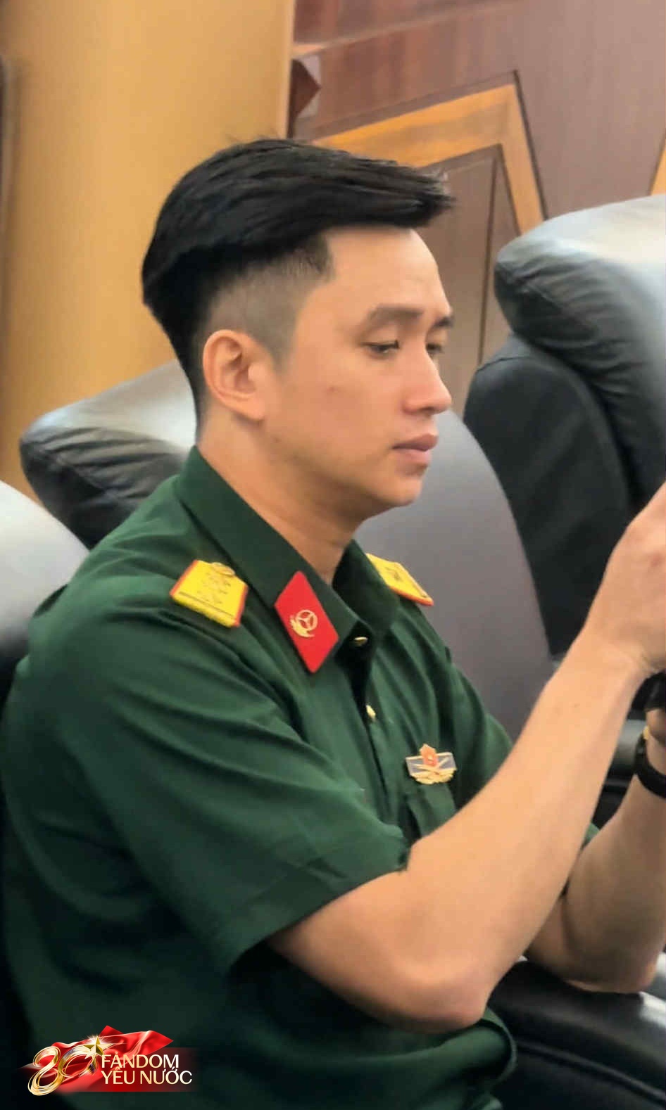 Thượng úy Lê Hoàng Hiệp đã về TP.HCM, hàng trăm người thấy được bóng lưng là mãn nguyện - Ảnh 13. Thượng úy Lê Hoàng Hiệp đã về TP.HCM, hàng trăm người thấy được bóng lưng là mãn nguyện - Ảnh 13.