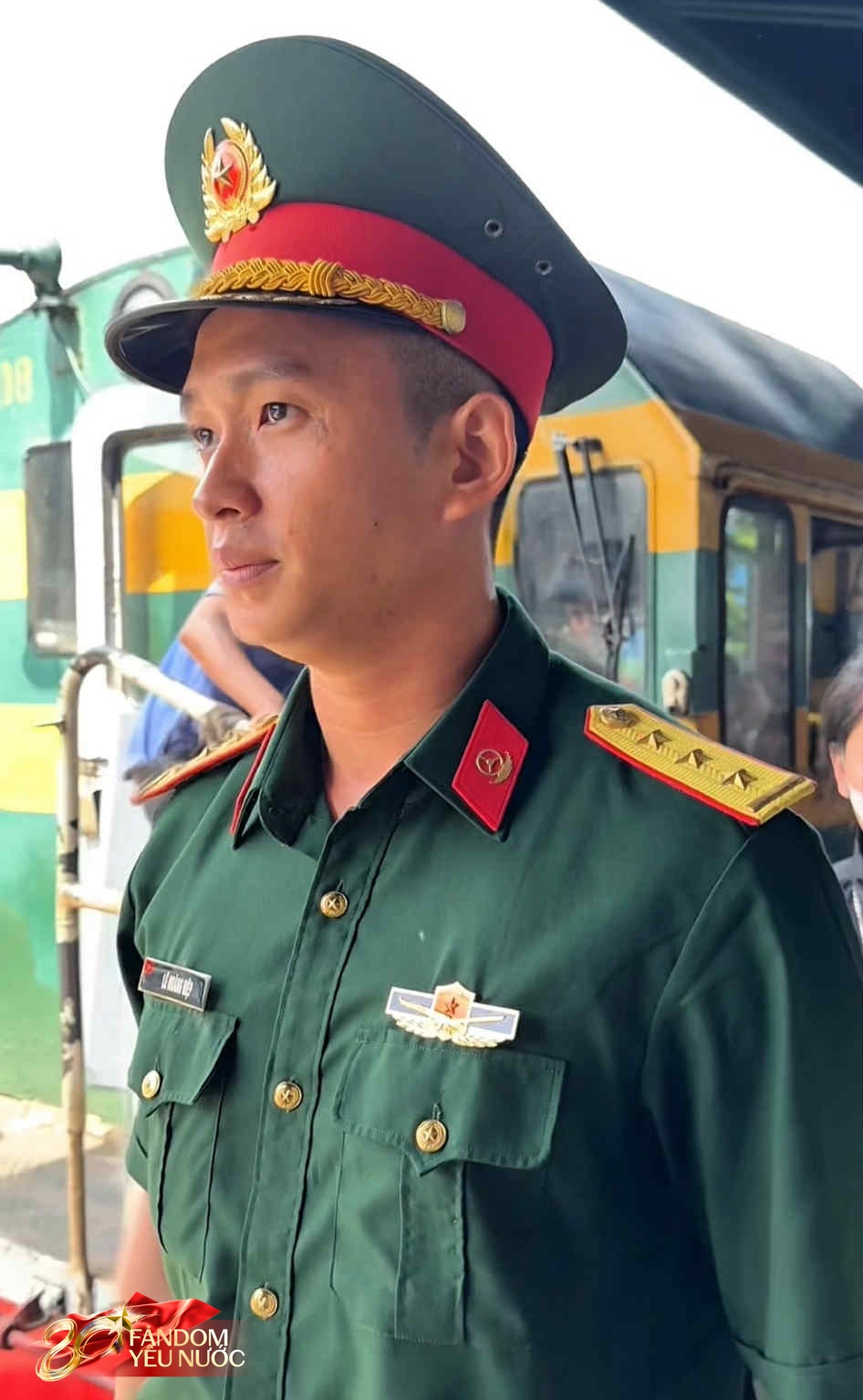 Thượng úy Lê Hoàng Hiệp đã về TP.HCM, hàng trăm người thấy được bóng lưng là mãn nguyện - Ảnh 12. Thượng úy Lê Hoàng Hiệp đã về TP.HCM, hàng trăm người thấy được bóng lưng là mãn nguyện - Ảnh 12.