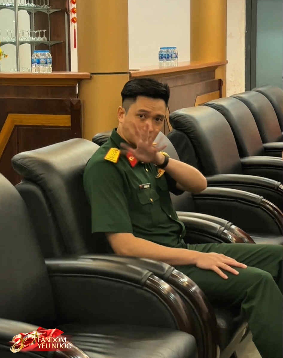 Thượng úy Lê Hoàng Hiệp đã về TP.HCM, hàng trăm người thấy được bóng lưng là mãn nguyện - Ảnh 11. Thượng úy Lê Hoàng Hiệp đã về TP.HCM, hàng trăm người thấy được bóng lưng là mãn nguyện - Ảnh 11.