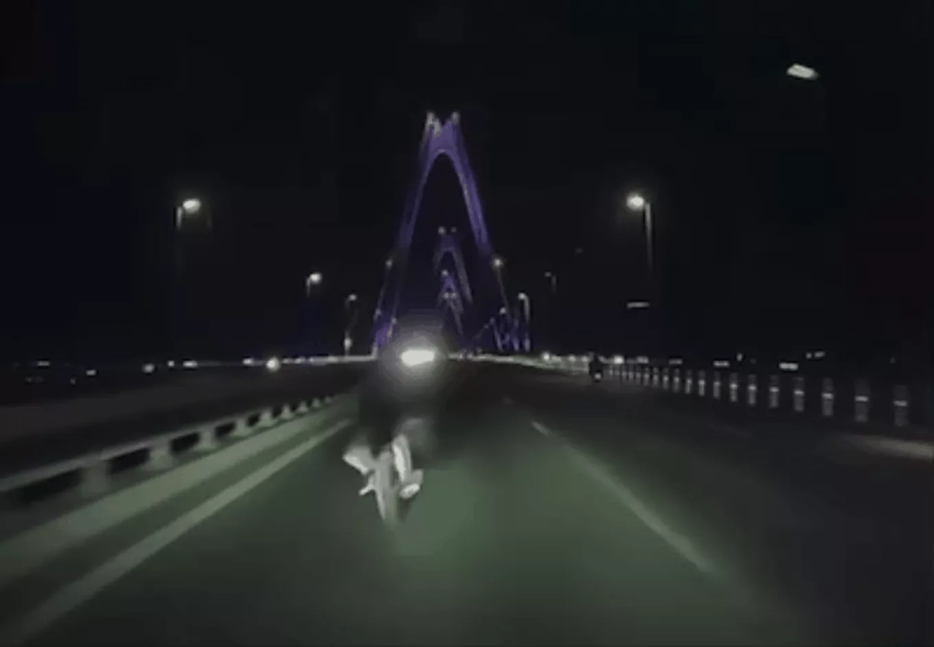 Hà Nội: Đi xe đạp ngược chiều trên cầu Nhật Tân vào ban đêm, người đàn ông tử vong do va chạm với ô tô- Ảnh 1.