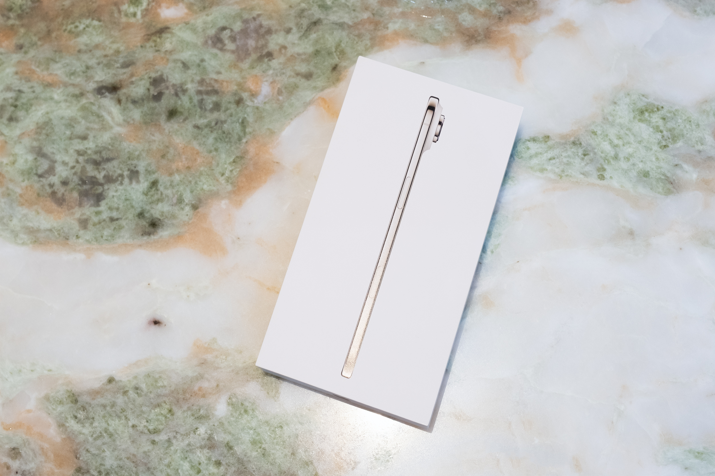 Mở hộp chiếc iPhone mỏng nhất thế giới vừa mở bán chính hãng tại Việt Nam - Ảnh 1. Mở hộp chiếc iPhone mỏng nhất thế giới vừa mở bán chính hãng tại Việt Nam - Ảnh 1.
