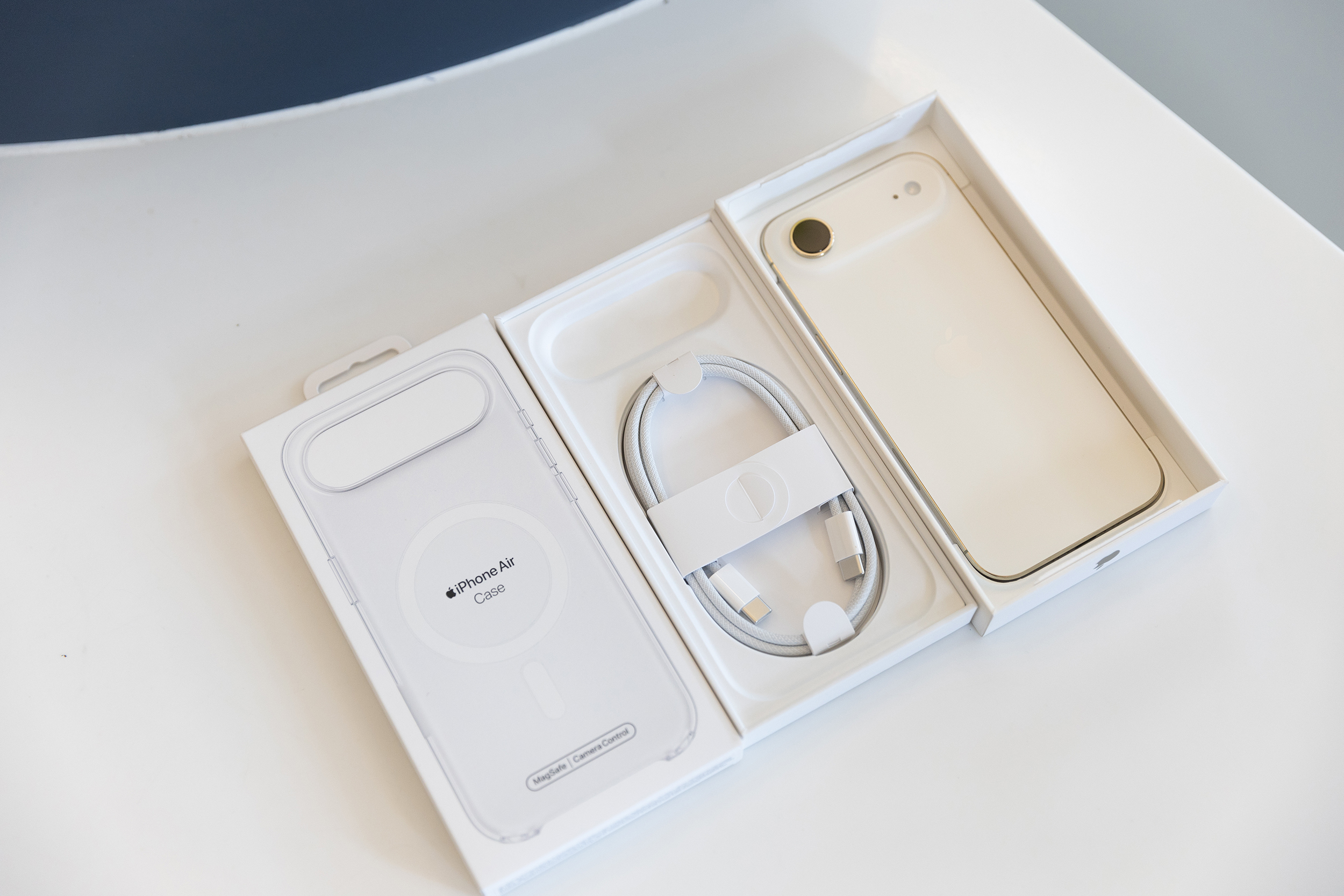 Mở hộp chiếc iPhone mỏng nhất thế giới vừa mở bán chính hãng tại Việt Nam - Ảnh 2. Mở hộp chiếc iPhone mỏng nhất thế giới vừa mở bán chính hãng tại Việt Nam - Ảnh 2.