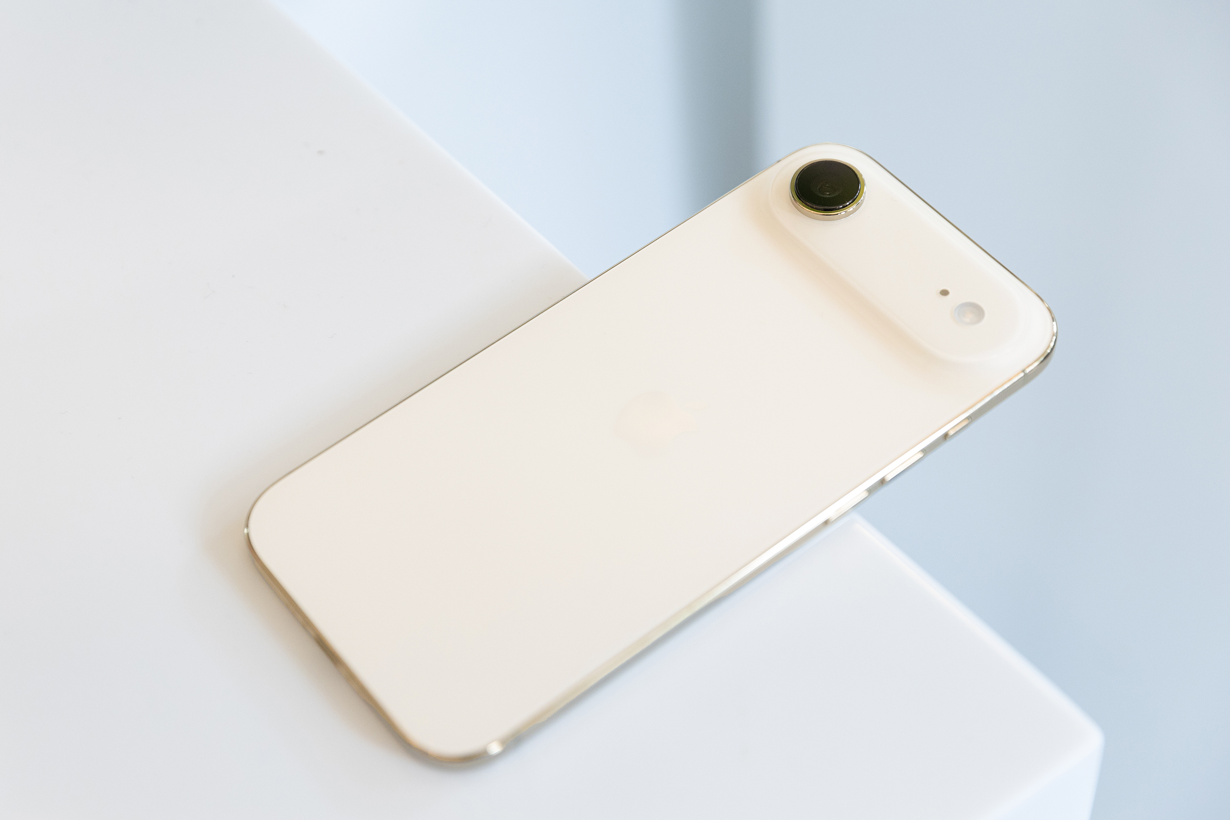 Mở hộp chiếc iPhone mỏng nhất thế giới vừa mở bán chính hãng tại Việt Nam - Ảnh 4. Mở hộp chiếc iPhone mỏng nhất thế giới vừa mở bán chính hãng tại Việt Nam - Ảnh 4.