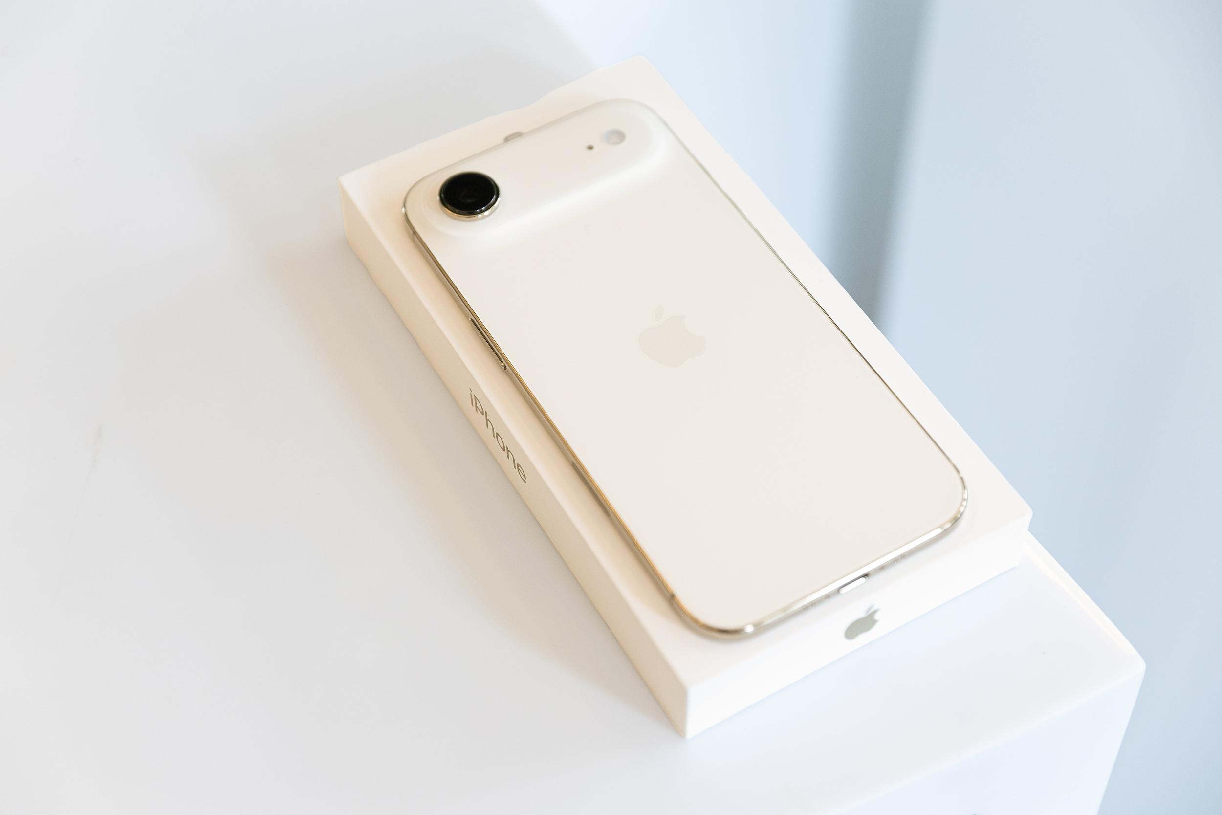 Mở hộp chiếc iPhone mỏng nhất thế giới vừa mở bán chính hãng tại Việt Nam - Ảnh 3. Mở hộp chiếc iPhone mỏng nhất thế giới vừa mở bán chính hãng tại Việt Nam - Ảnh 3.