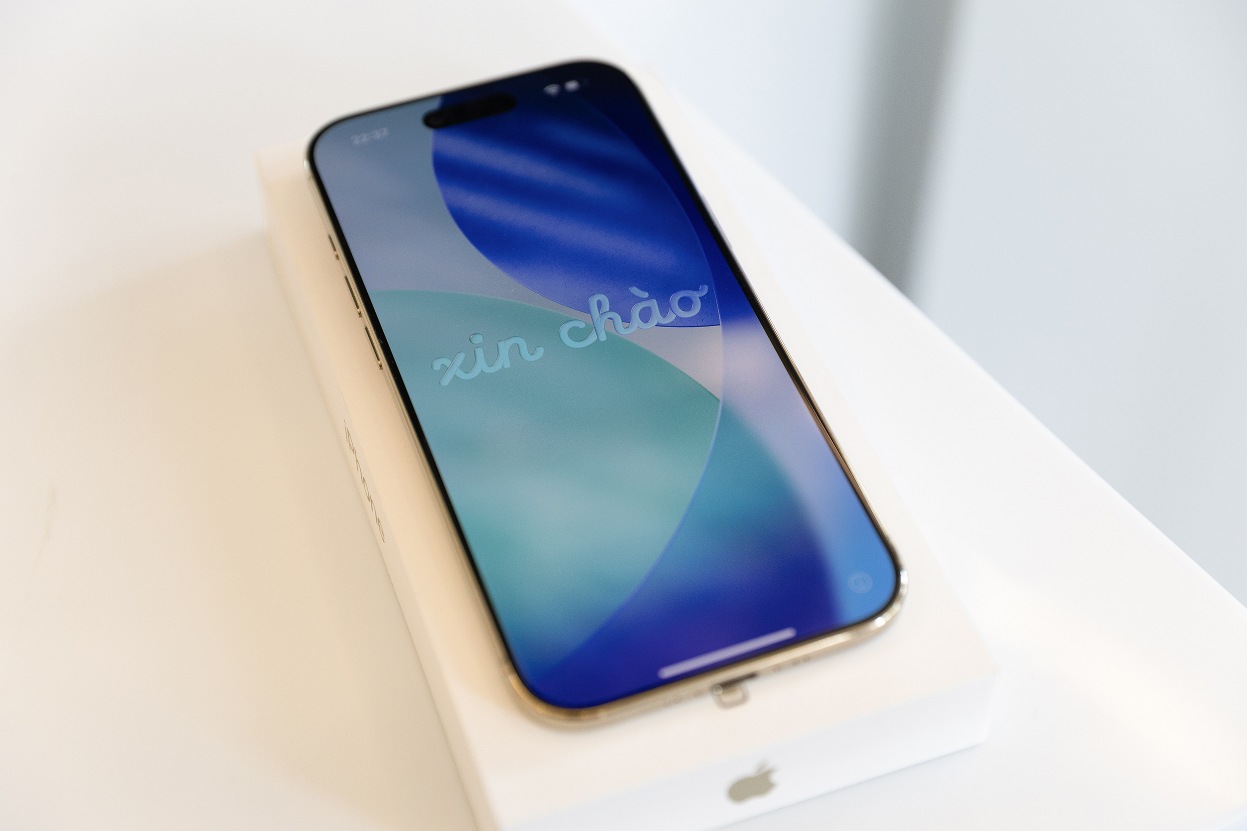 Mở hộp chiếc iPhone mỏng nhất thế giới vừa mở bán chính hãng tại Việt Nam - Ảnh 6. Mở hộp chiếc iPhone mỏng nhất thế giới vừa mở bán chính hãng tại Việt Nam - Ảnh 6.
