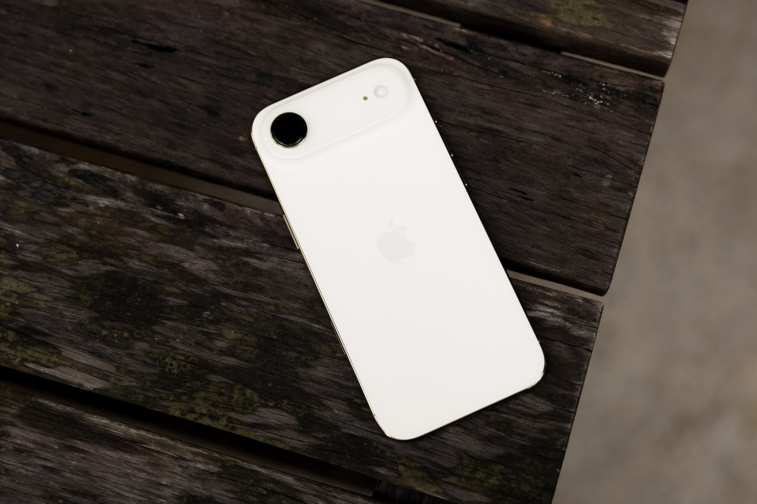 Mở hộp chiếc iPhone mỏng nhất thế giới vừa mở bán chính hãng tại Việt Nam - Ảnh 10. Mở hộp chiếc iPhone mỏng nhất thế giới vừa mở bán chính hãng tại Việt Nam - Ảnh 10.
