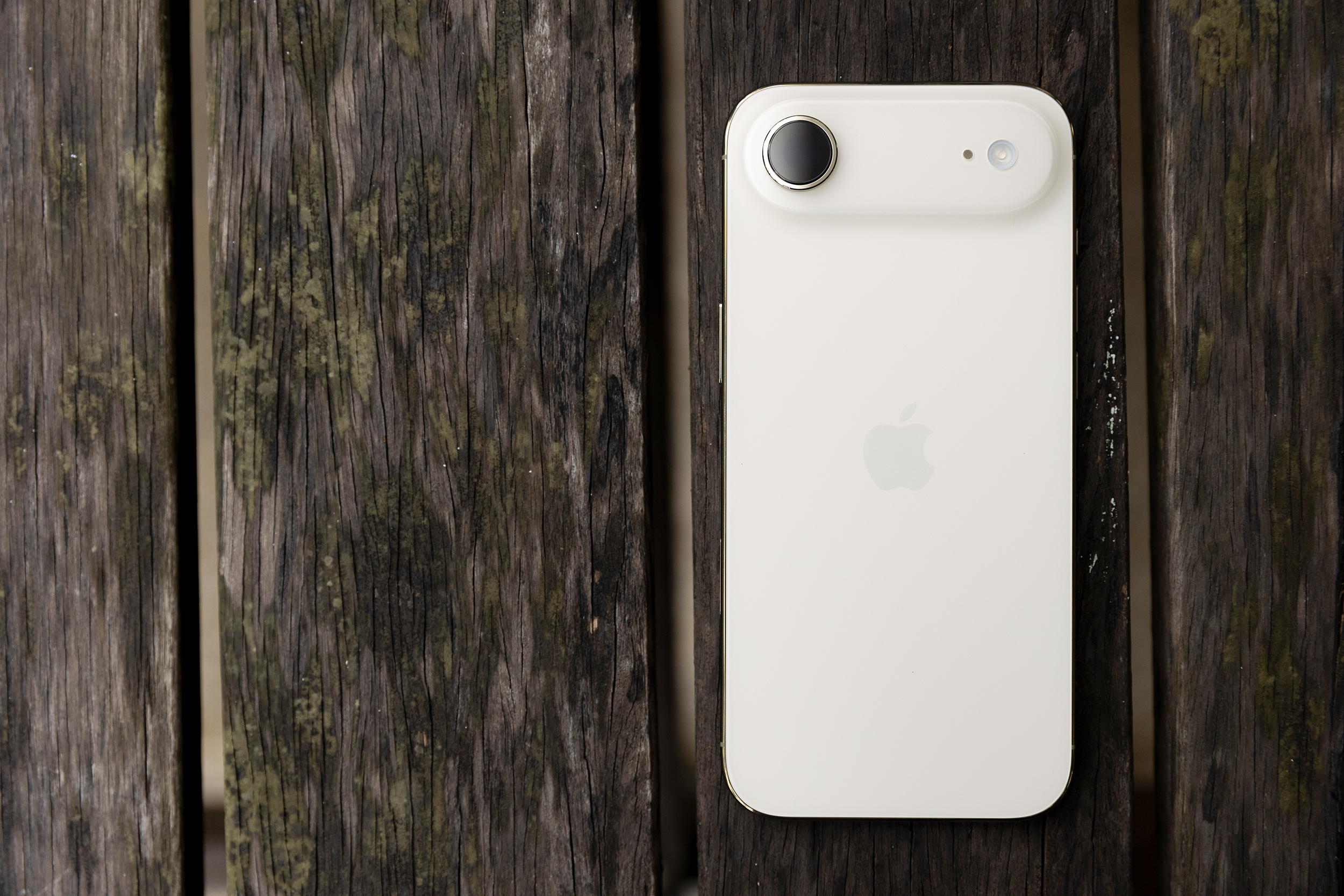 Mở hộp chiếc iPhone mỏng nhất thế giới vừa mở bán chính hãng tại Việt Nam - Ảnh 8. Mở hộp chiếc iPhone mỏng nhất thế giới vừa mở bán chính hãng tại Việt Nam - Ảnh 8.