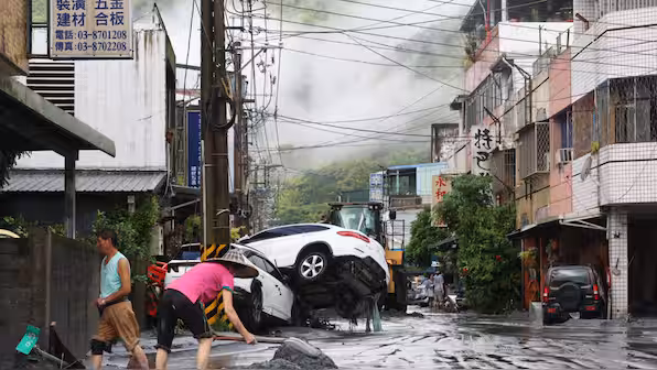 Ragasa đi qua để lại gì: Khung cảnh buồn của những đống hoang tàn ngổn ngang sau cơn bão mạnh nhất năm 2025- Ảnh 6.