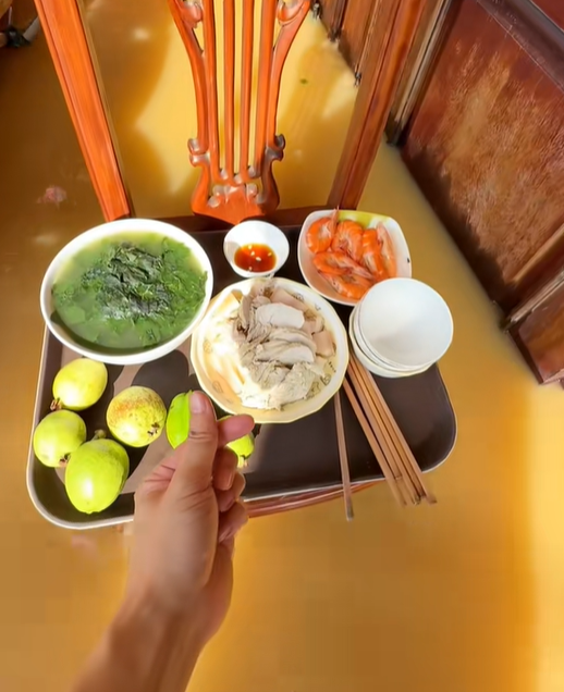 Chồng Bắc Ninh lội nước lũ lịch sử nấu "cơm cữ của Hoàng hậu" hút triệu view- Ảnh 1. Chồng Bắc Ninh lội nước lũ lịch sử nấu "cơm cữ của Hoàng hậu" hút triệu view- Ảnh 1.