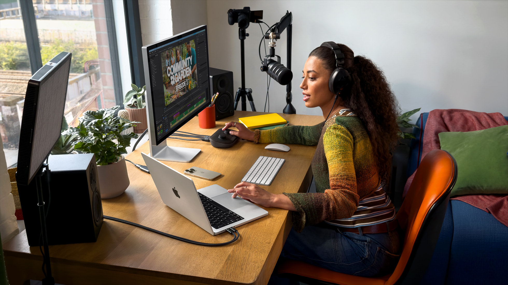 apple macbook pro 14 in lifestyle podcast 251015bigjpglarge2x