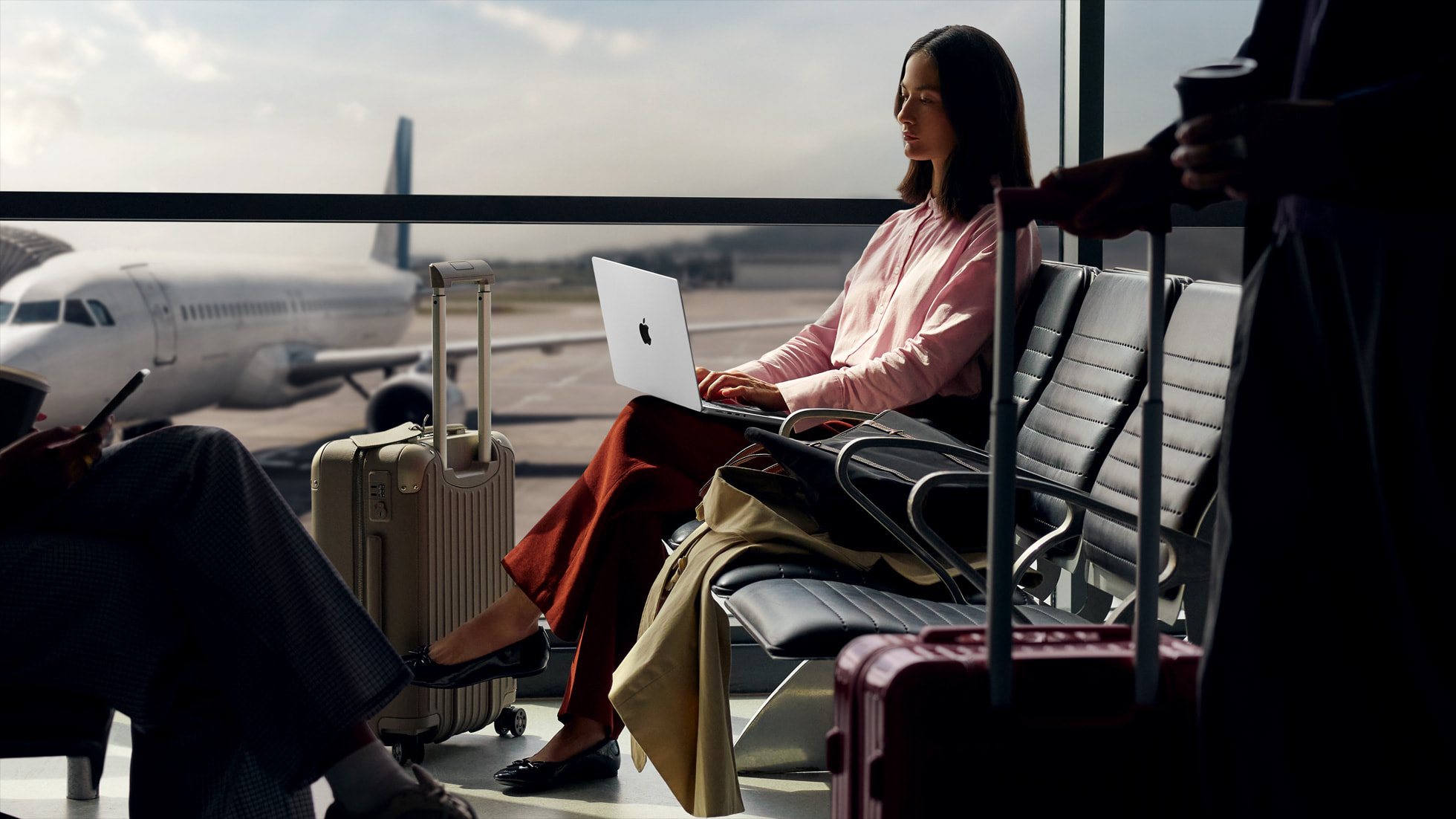 apple macbook pro 14 in lifestyle travel 251015bigjpglarge2x