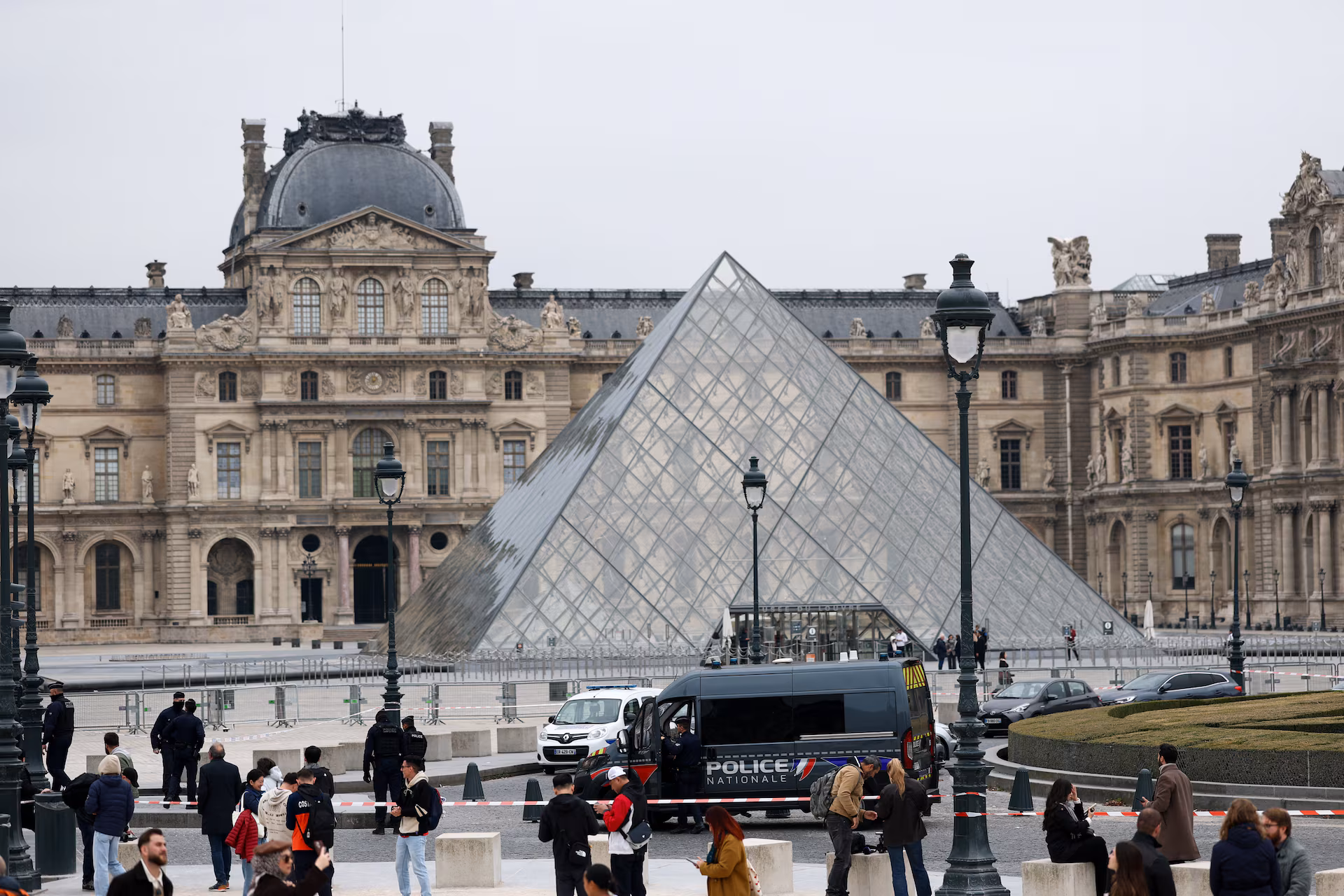 Bảo tàng Lourve vừa bị cướp giữa ban ngày trong vài phút: Hàng loạt kho báu vô giá của thế giới đã biến mất!- Ảnh 5.