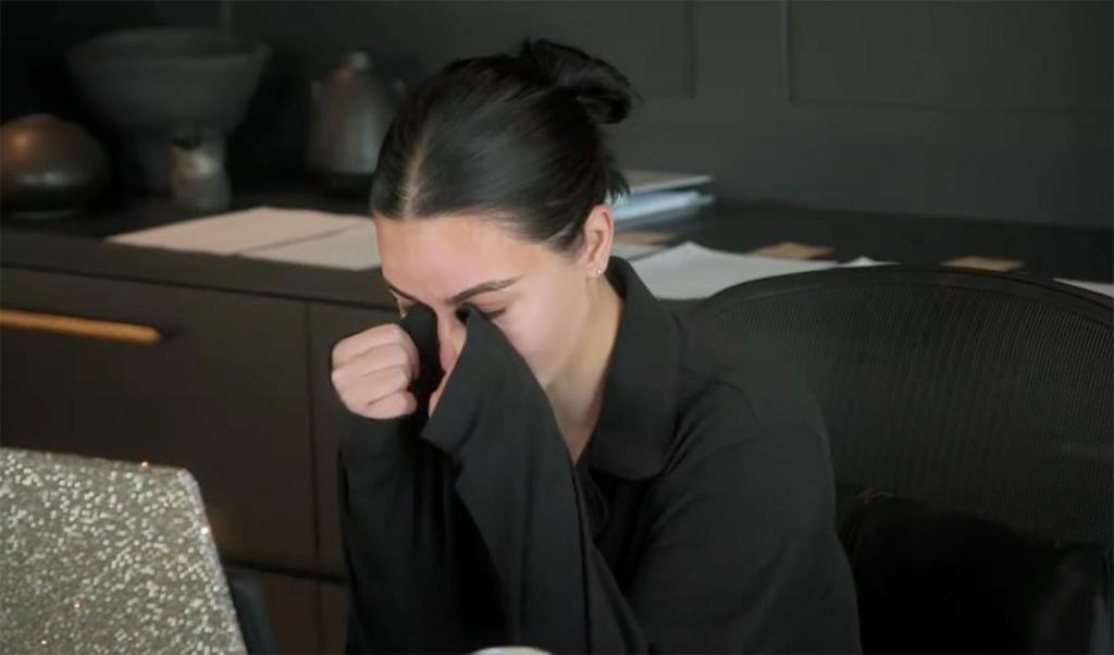 tearful kim kardashian receives 2