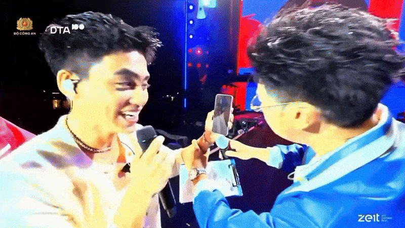 anhaisuchiendich khongmotminh monobatngonhancuocgoituanhconganbencamngaytrensankhauonline video cuttercom ezgifcom video to gif convertercompressed