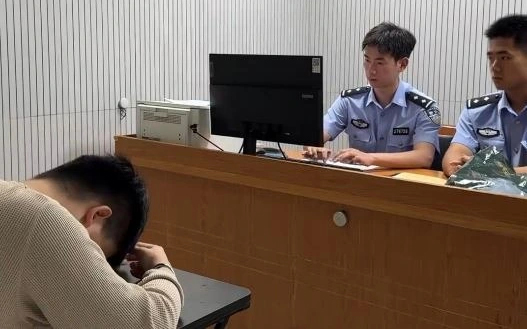 lat tay chieu ban cua khach lay bao cao su da dung de boc phot khach sandocx 1733110041044 copy