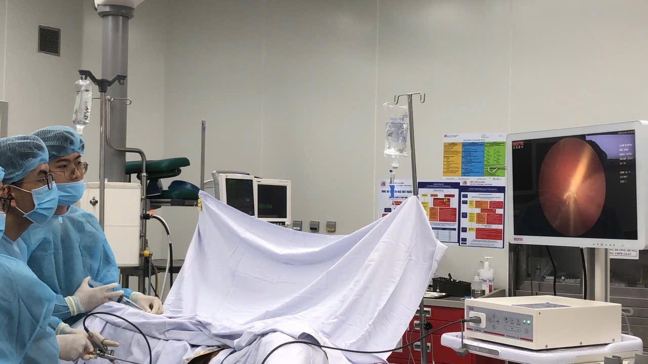 Dây sạc điện thoại nằm trong bàng quang của nam sinh