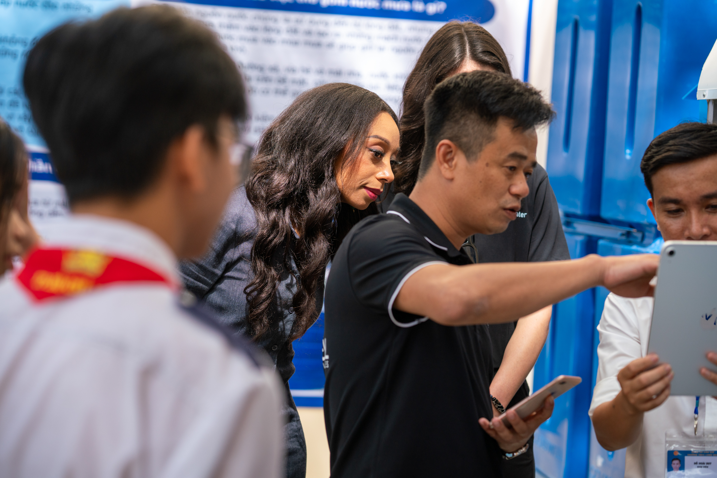 cac truong hoc dia phuong se gui bao cao hang thang ve he thong den apple va gravity water