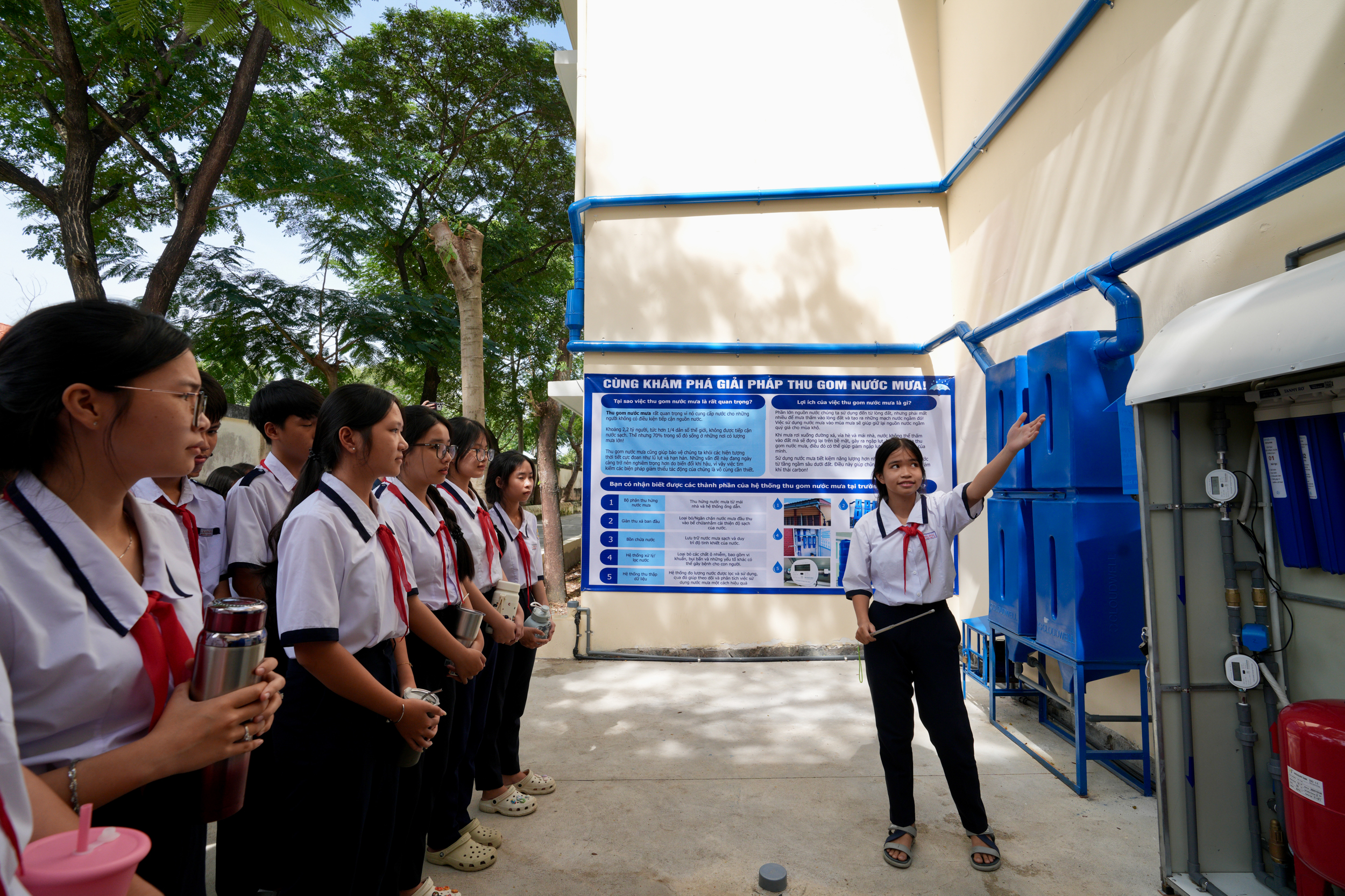 giao duc ve moi truong va nguon nuoc cho cac em hoc sinh la mot phan trong du an 2