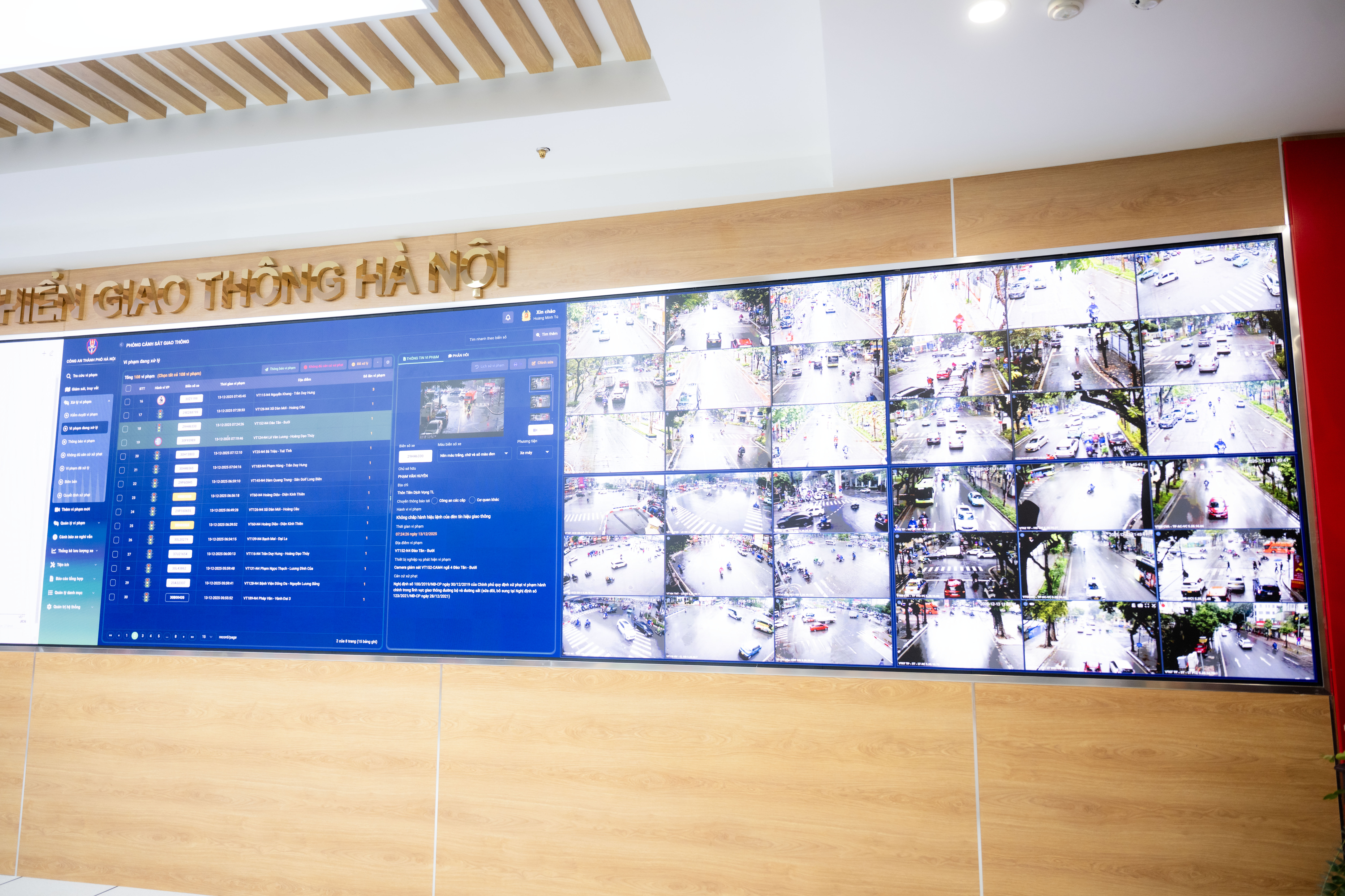 Cận cảnh Trung tâm điều khiển 1.837 Camera AI tại Hà Nội, phát hiện tối đa 28 lỗi vi phạm, hoạt động cụ thể ra sao?- Ảnh 1. Cận cảnh Trung tâm điều khiển 1.837 Camera AI tại Hà Nội, phát hiện tối đa 28 lỗi vi phạm, hoạt động cụ thể ra sao?- Ảnh 1.
