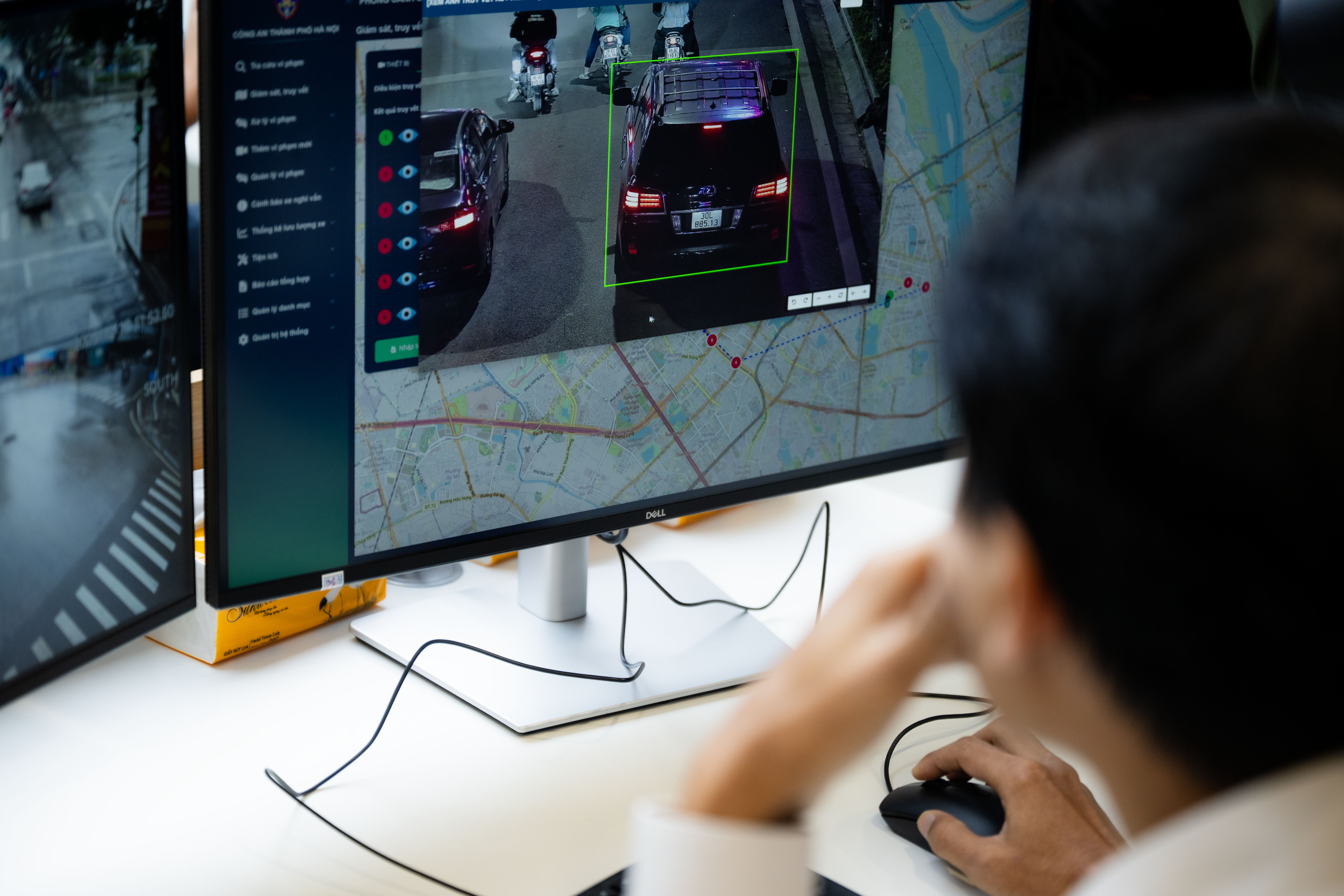 Cận cảnh Trung tâm điều khiển 1.837 Camera AI tại Hà Nội, phát hiện tối đa 28 lỗi vi phạm, hoạt động cụ thể ra sao?- Ảnh 8. Cận cảnh Trung tâm điều khiển 1.837 Camera AI tại Hà Nội, phát hiện tối đa 28 lỗi vi phạm, hoạt động cụ thể ra sao?- Ảnh 8.