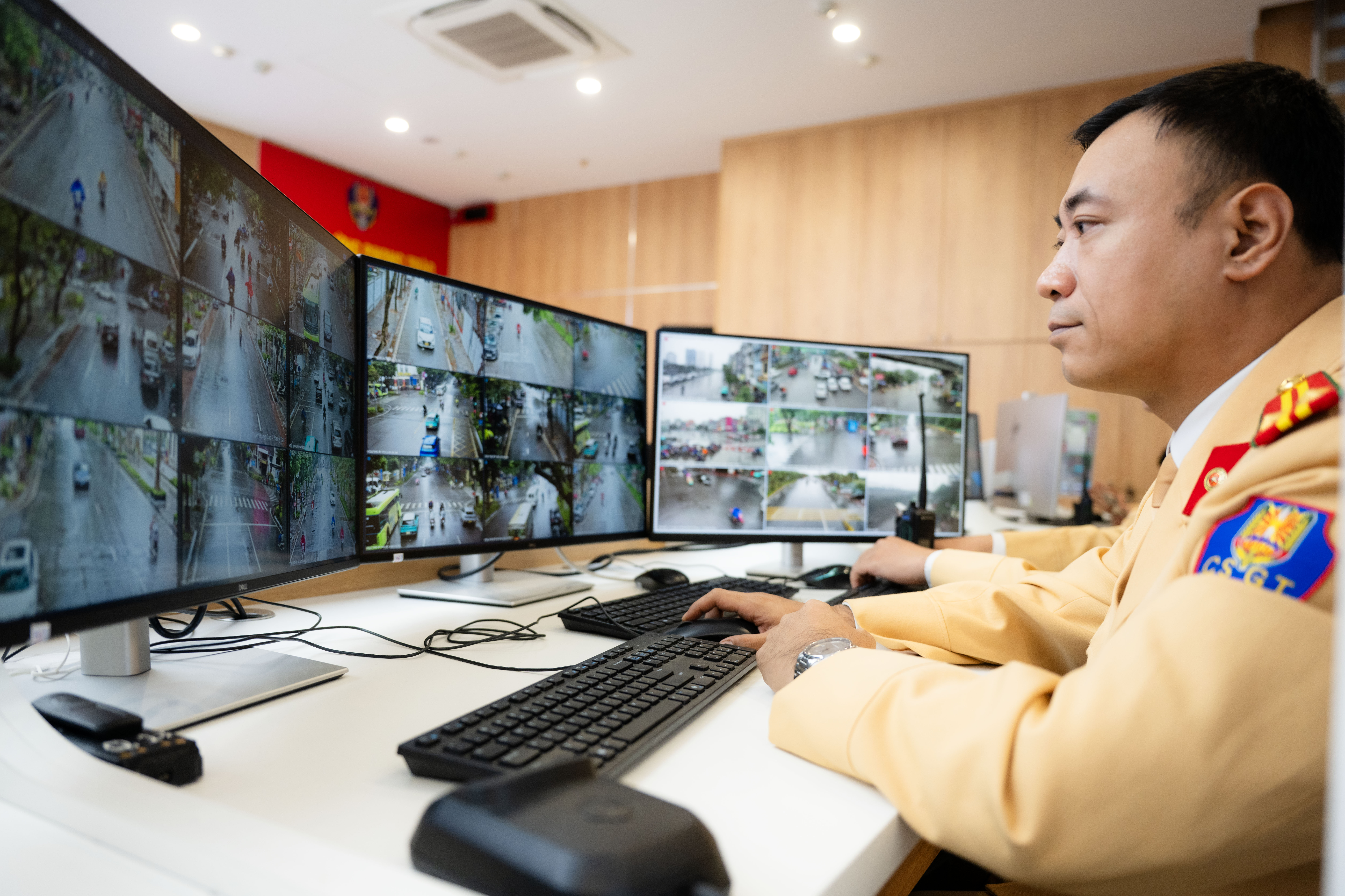 Cận cảnh Trung tâm điều khiển 1.837 Camera AI tại Hà Nội, phát hiện tối đa 28 lỗi vi phạm, hoạt động cụ thể ra sao?- Ảnh 6. Cận cảnh Trung tâm điều khiển 1.837 Camera AI tại Hà Nội, phát hiện tối đa 28 lỗi vi phạm, hoạt động cụ thể ra sao?- Ảnh 6.