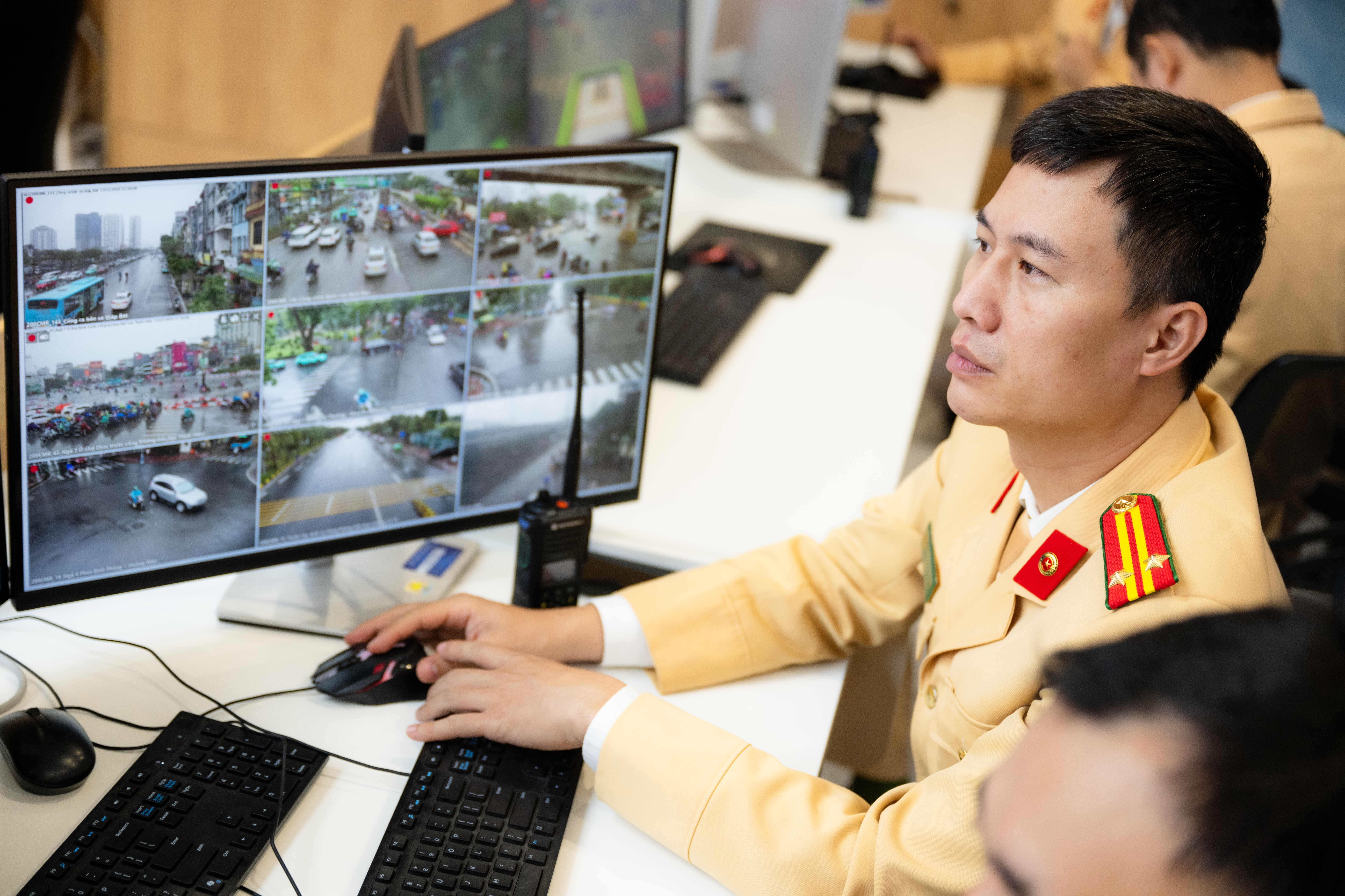 Cận cảnh Trung tâm điều khiển 1.837 Camera AI tại Hà Nội, phát hiện tối đa 28 lỗi vi phạm, hoạt động cụ thể ra sao?- Ảnh 4. Cận cảnh Trung tâm điều khiển 1.837 Camera AI tại Hà Nội, phát hiện tối đa 28 lỗi vi phạm, hoạt động cụ thể ra sao?- Ảnh 4.